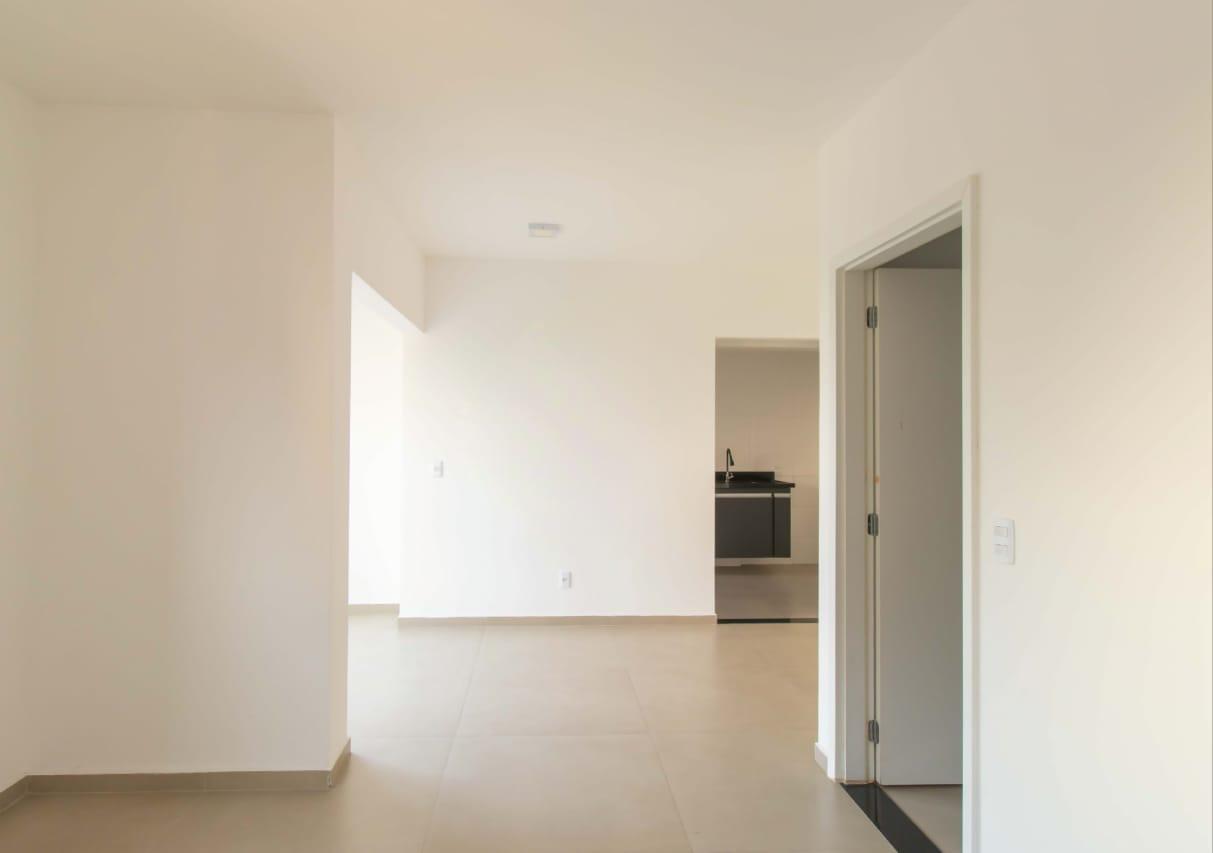  Apartamento à Venda em Carapicuíba – Ótima Oportunidade!  Se você procura um apartamento bem localizado e com ótimo custo-benefício, essa é uma excelente opção!  ✨ Características do imóvel: • 2 dormitórios • Sala confortável • Cozinha funcional • Banheiro • Lavanderia • Sacada • 1 vaga de garagem.