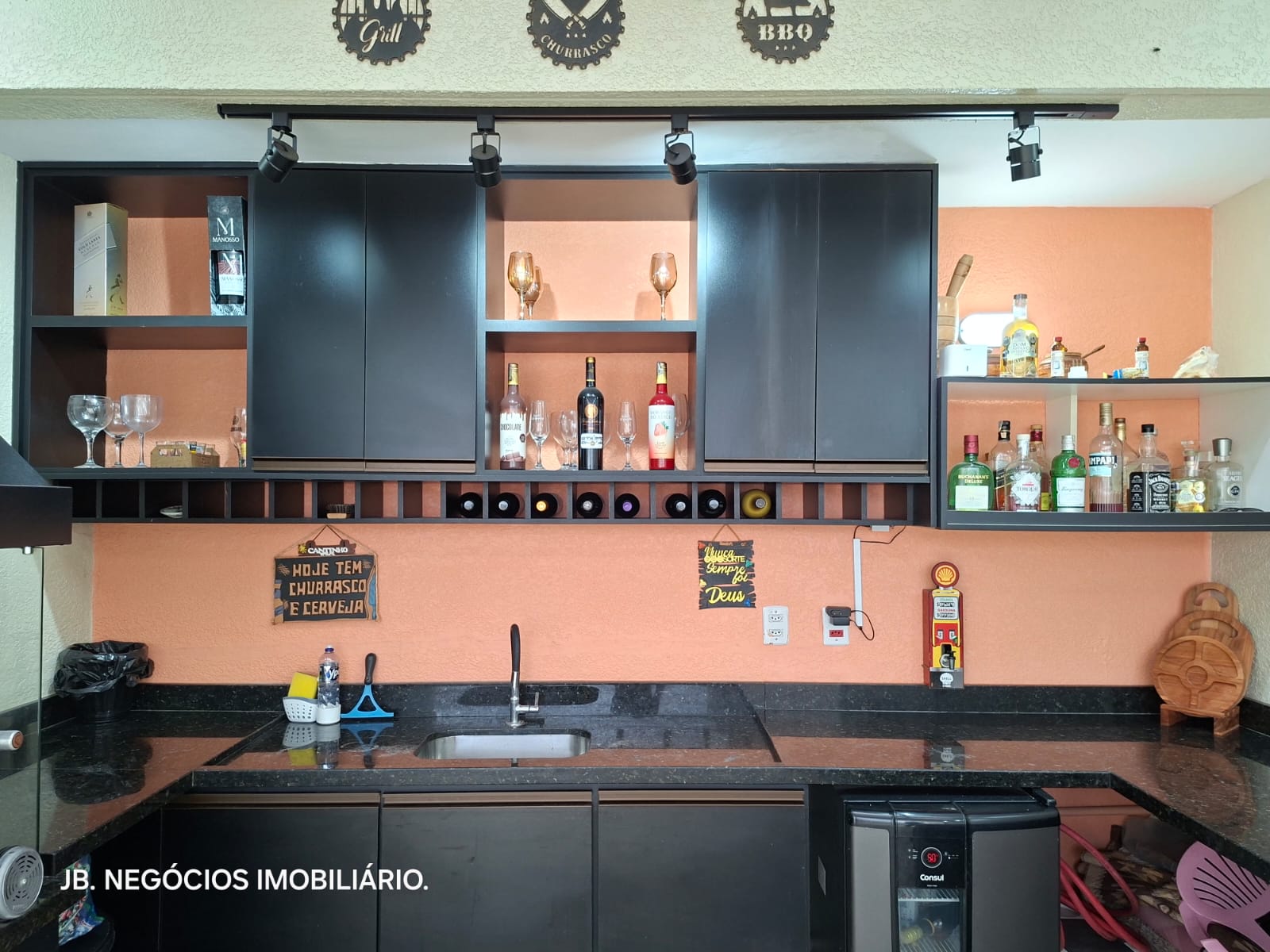  Apartamento Amplo e Sofisticado à Venda – Conforto e Espaço para sua Família!  Se você procura um apartamento espaçoso, moderno e com móveis planejados, esta é uma excelente oportunidade!  ✨ Características do imóvel: • 4 dormitórios, sendo 2 suítes • 2 salas de estar amplas • Sala de jantar • Cozinha funcional • Lavanderia • 3 banheiros • Varanda • Sacada gourmet.