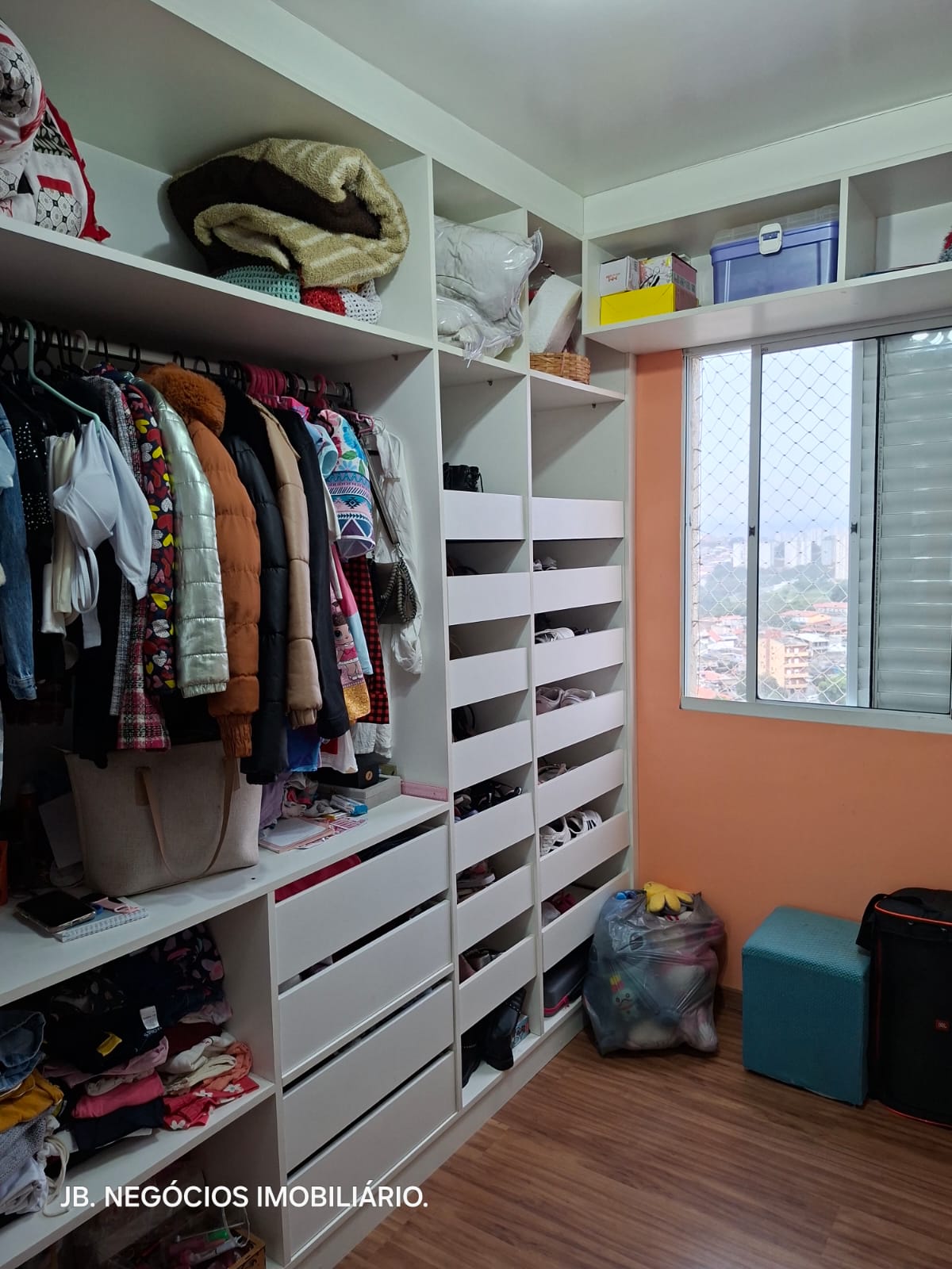  Apartamento Amplo e Sofisticado à Venda – Conforto e Espaço para sua Família!  Se você procura um apartamento espaçoso, moderno e com móveis planejados, esta é uma excelente oportunidade!  ✨ Características do imóvel: • 4 dormitórios, sendo 2 suítes • 2 salas de estar amplas • Sala de jantar • Cozinha funcional • Lavanderia • 3 banheiros • Varanda • Sacada gourmet.
