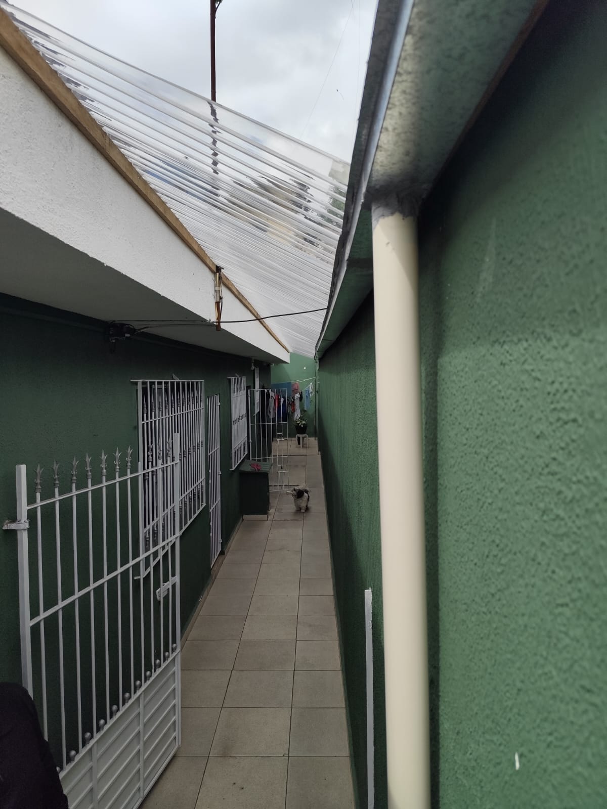  CASA TÉRREA À VENDA – VILA NOVA CURUÇA  ✨ Excelente oportunidade para quem busca conforto, espaço e praticidade!  Características do imóvel:  2 dormitórios amplos Sala confortável Cozinha espaçosa Varanda aconchegante Lavanderia independente Corredor lateral Garagem para até 2 carros com portão automático.