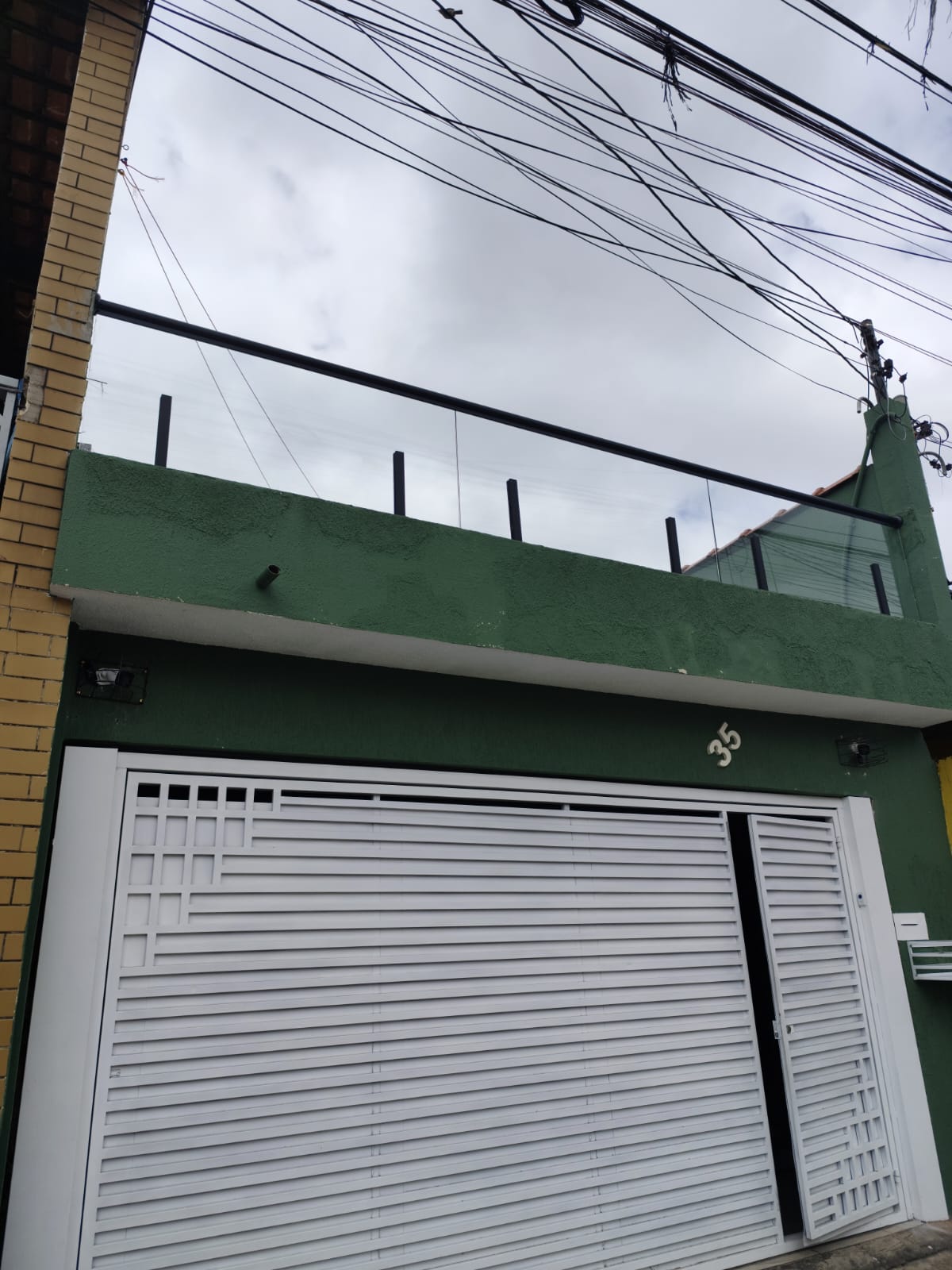  CASA TÉRREA À VENDA – VILA NOVA CURUÇA  ✨ Excelente oportunidade para quem busca conforto, espaço e praticidade!  Características do imóvel:  2 dormitórios amplos Sala confortável Cozinha espaçosa Varanda aconchegante Lavanderia independente Corredor lateral Garagem para até 2 carros com portão automático.