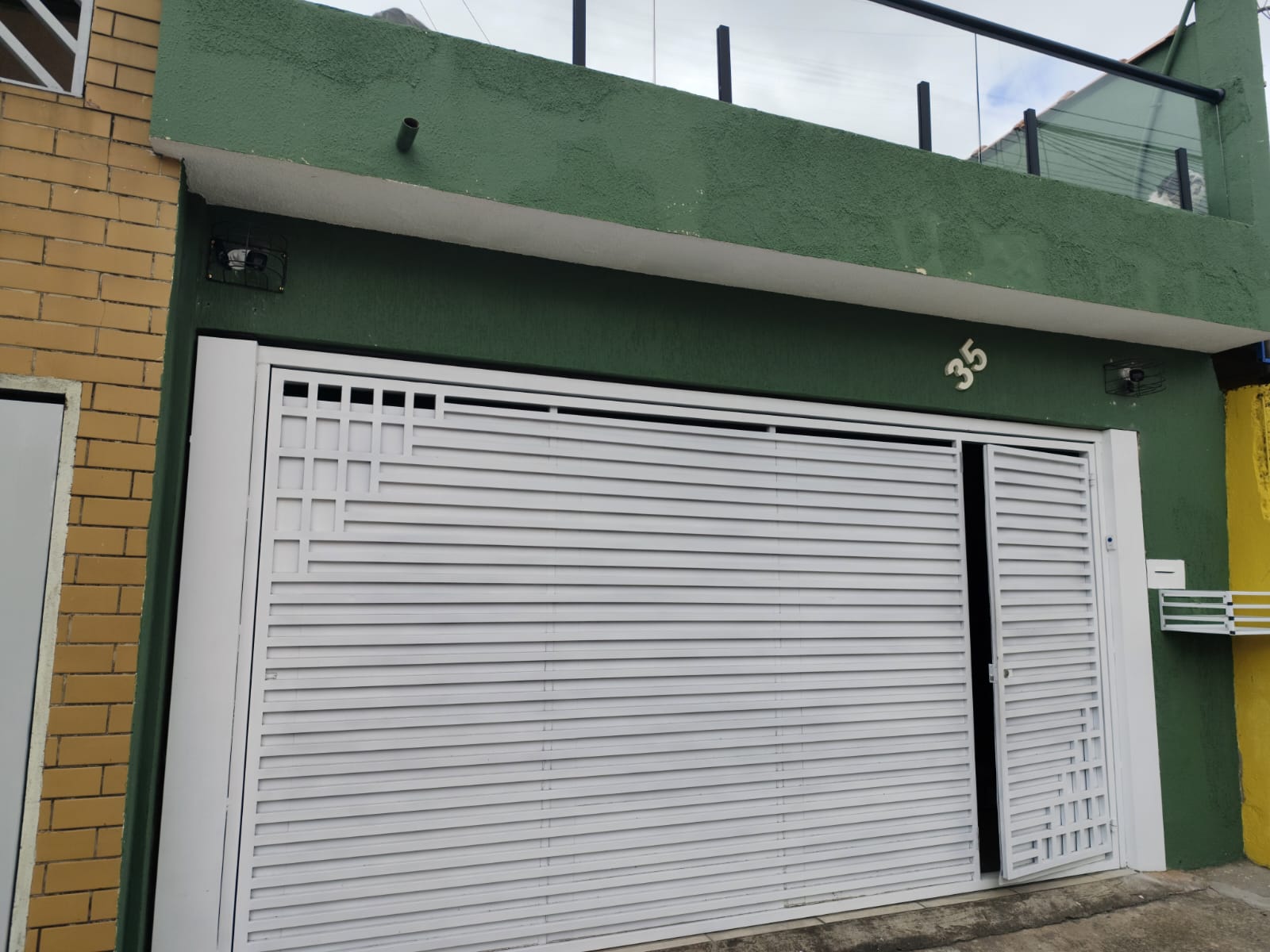  CASA TÉRREA À VENDA – VILA NOVA CURUÇA  ✨ Excelente oportunidade para quem busca conforto, espaço e praticidade!  Características do imóvel:  2 dormitórios amplos Sala confortável Cozinha espaçosa Varanda aconchegante Lavanderia independente Corredor lateral Garagem para até 2 carros com portão automático.