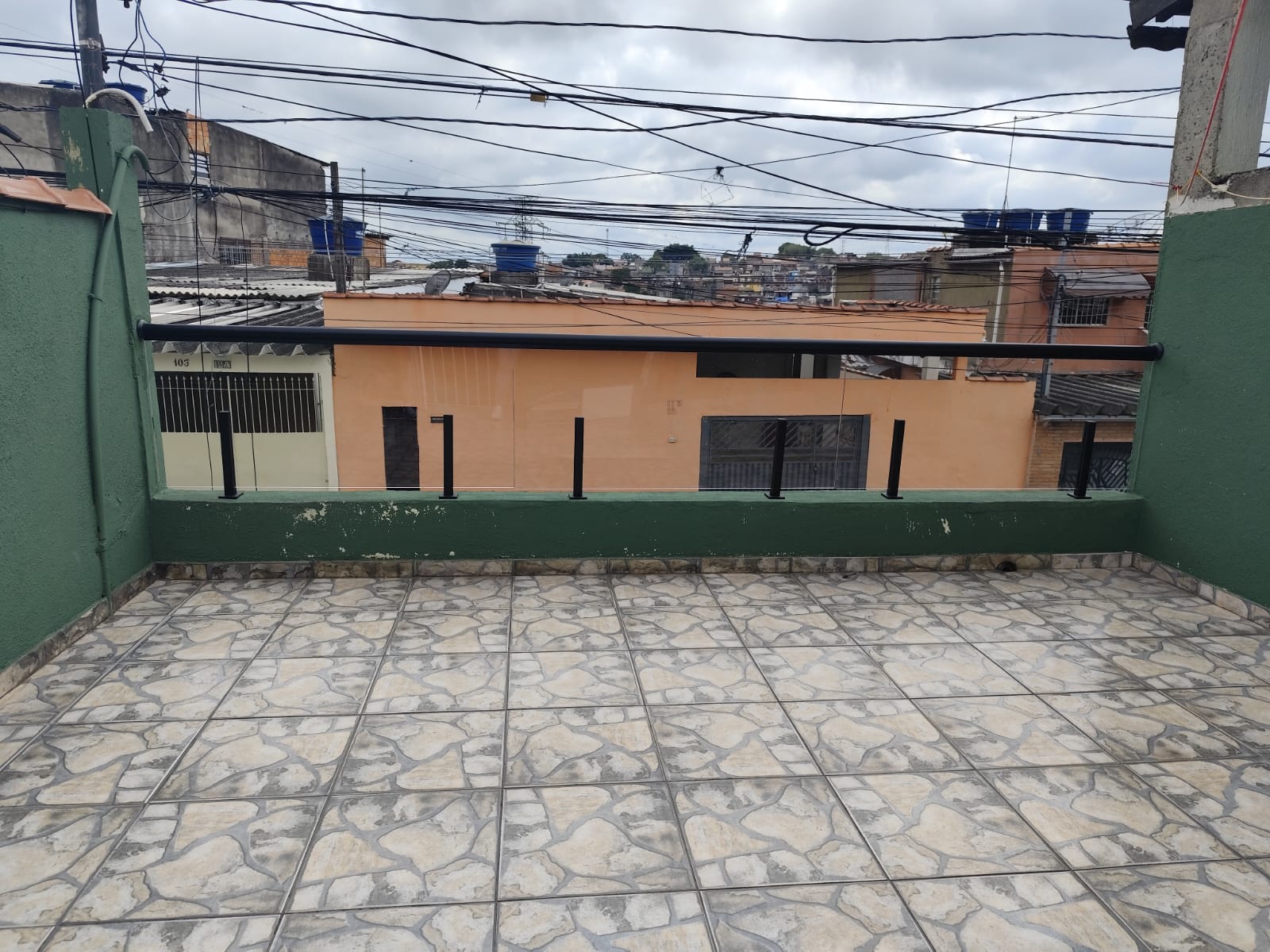  CASA TÉRREA À VENDA – VILA NOVA CURUÇA  ✨ Excelente oportunidade para quem busca conforto, espaço e praticidade!  Características do imóvel:  2 dormitórios amplos Sala confortável Cozinha espaçosa Varanda aconchegante Lavanderia independente Corredor lateral Garagem para até 2 carros com portão automático.