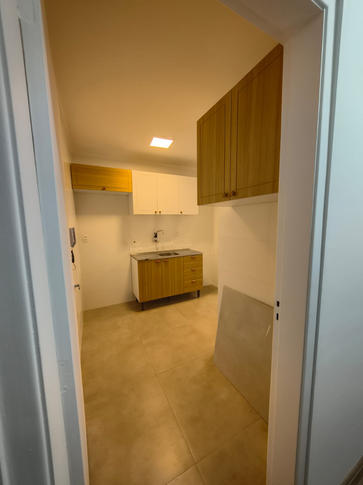  APARTAMENTO À VENDA – VILA CARRÃO ZONA LESTE ✨       DETALHES DO IMÓVEL ✔ 54 m² de área útil ✔ 2 dormitórios amplos ✔ Sala espaçosa para dois ambientes ✔ Cozinha com armários novos integrada à lavanderia ✔ Banheiro amplo com revestimento novo ✔ 1 vaga de garagem grande ✔ Imóvel totalmente reformado ✔ Piso laminado novo   CONDOMÍNIO COMPLETO ✔ Academia ✔ Quadra ✔ Salão de festas.