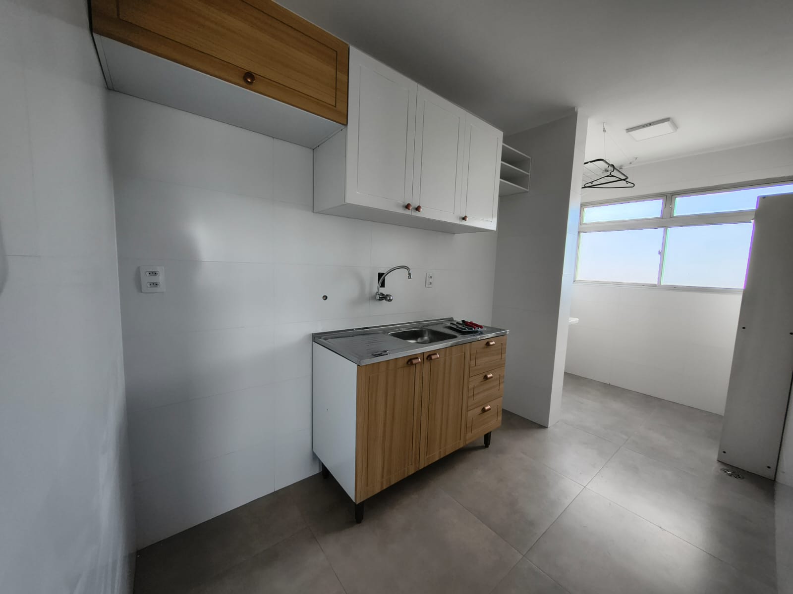  APARTAMENTO À VENDA – VILA CARRÃO ZONA LESTE ✨       DETALHES DO IMÓVEL ✔ 54 m² de área útil ✔ 2 dormitórios amplos ✔ Sala espaçosa para dois ambientes ✔ Cozinha com armários novos integrada à lavanderia ✔ Banheiro amplo com revestimento novo ✔ 1 vaga de garagem grande ✔ Imóvel totalmente reformado ✔ Piso laminado novo   CONDOMÍNIO COMPLETO ✔ Academia ✔ Quadra ✔ Salão de festas.