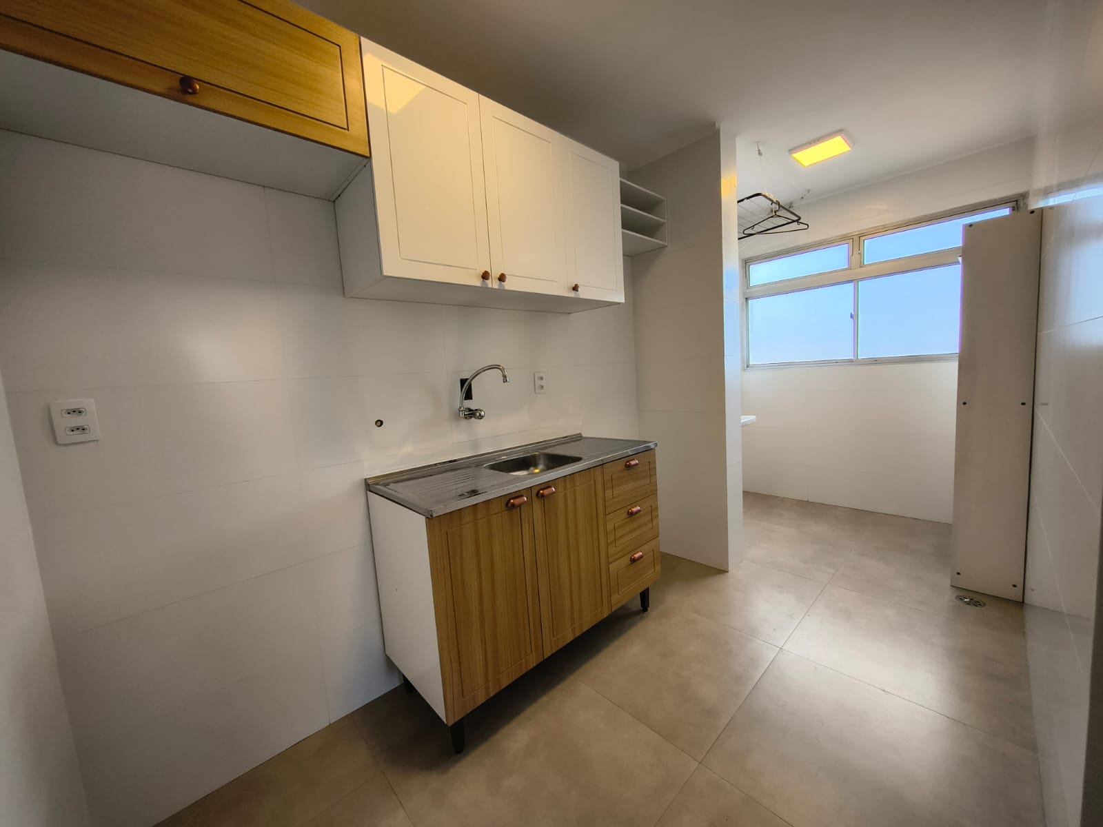  APARTAMENTO À VENDA – VILA CARRÃO ZONA LESTE ✨       DETALHES DO IMÓVEL ✔ 54 m² de área útil ✔ 2 dormitórios amplos ✔ Sala espaçosa para dois ambientes ✔ Cozinha com armários novos integrada à lavanderia ✔ Banheiro amplo com revestimento novo ✔ 1 vaga de garagem grande ✔ Imóvel totalmente reformado ✔ Piso laminado novo   CONDOMÍNIO COMPLETO ✔ Academia ✔ Quadra ✔ Salão de festas.