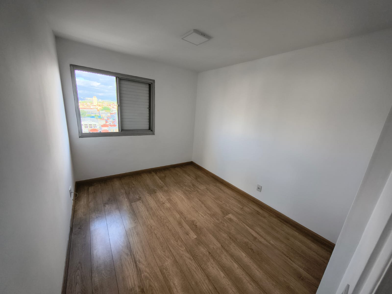  APARTAMENTO À VENDA – VILA CARRÃO ZONA LESTE ✨       DETALHES DO IMÓVEL ✔ 54 m² de área útil ✔ 2 dormitórios amplos ✔ Sala espaçosa para dois ambientes ✔ Cozinha com armários novos integrada à lavanderia ✔ Banheiro amplo com revestimento novo ✔ 1 vaga de garagem grande ✔ Imóvel totalmente reformado ✔ Piso laminado novo   CONDOMÍNIO COMPLETO ✔ Academia ✔ Quadra ✔ Salão de festas.
