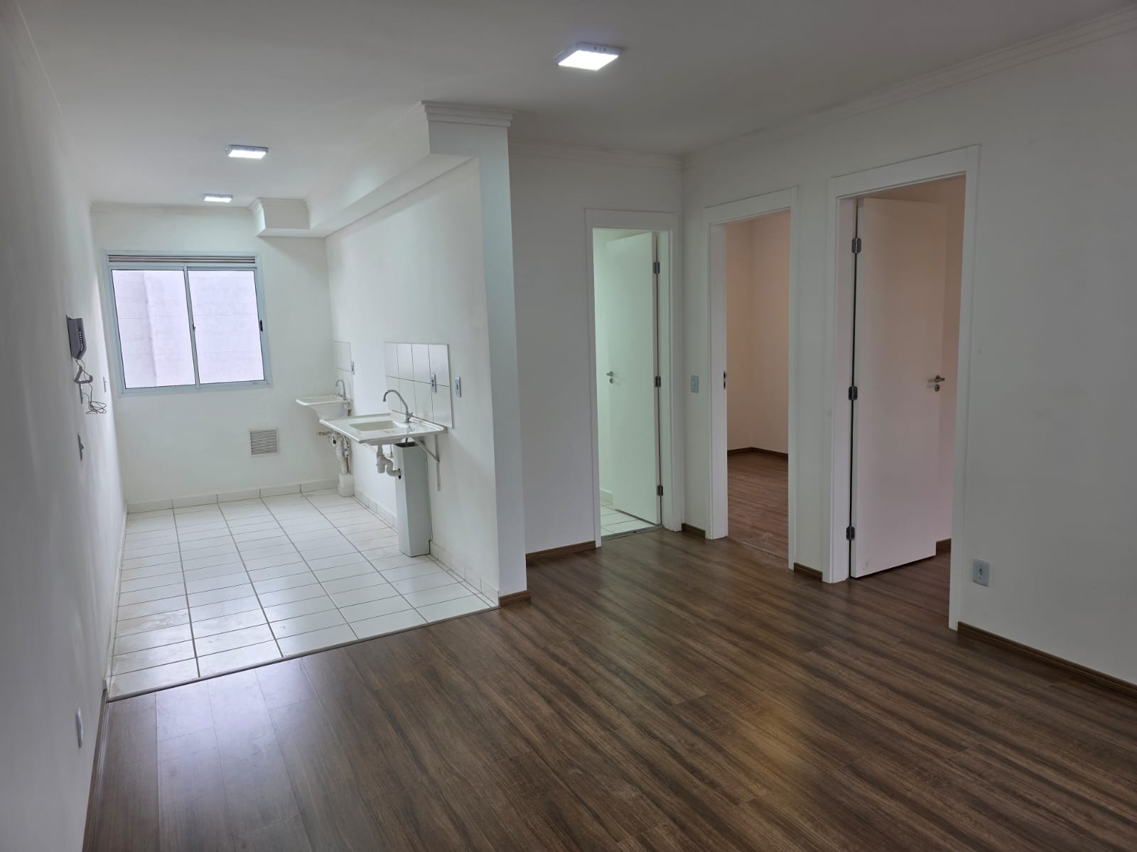  APARTAMENTO À VENDA  REFORMADO PRONTO PARA MORAR  ✨ Segurança, conforto e localização estratégica em um só lugar!  Se você procura um imóvel impecável, com excelente custo-benefício e pronto para morar ou investir… essa é a oportunidade certa!   DETALHES DO IMÓVEL  50m² bem distribuídos  2 dormitórios  1 banheiro moderno  Vaga de moto garantida  ✔ Totalmente reformado ✔ Piso laminado.