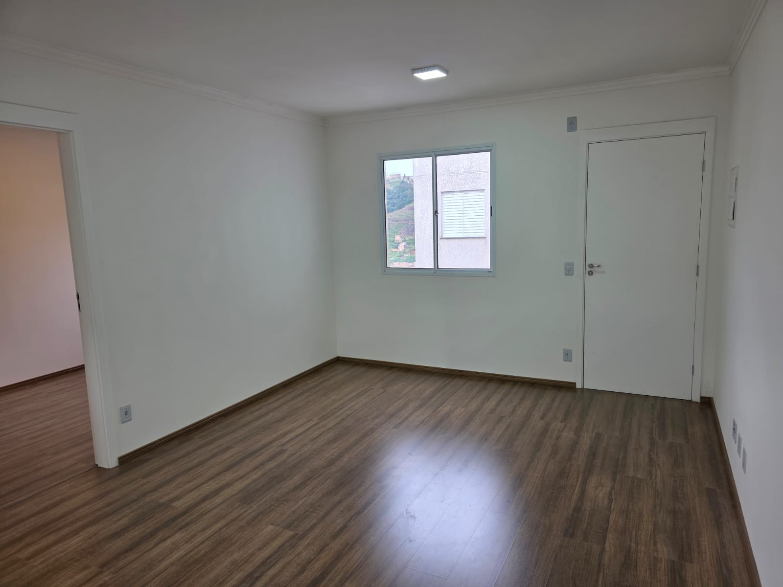  APARTAMENTO À VENDA  REFORMADO PRONTO PARA MORAR  ✨ Segurança, conforto e localização estratégica em um só lugar!  Se você procura um imóvel impecável, com excelente custo-benefício e pronto para morar ou investir… essa é a oportunidade certa!   DETALHES DO IMÓVEL  50m² bem distribuídos  2 dormitórios  1 banheiro moderno  Vaga de moto garantida  ✔ Totalmente reformado ✔ Piso laminado.