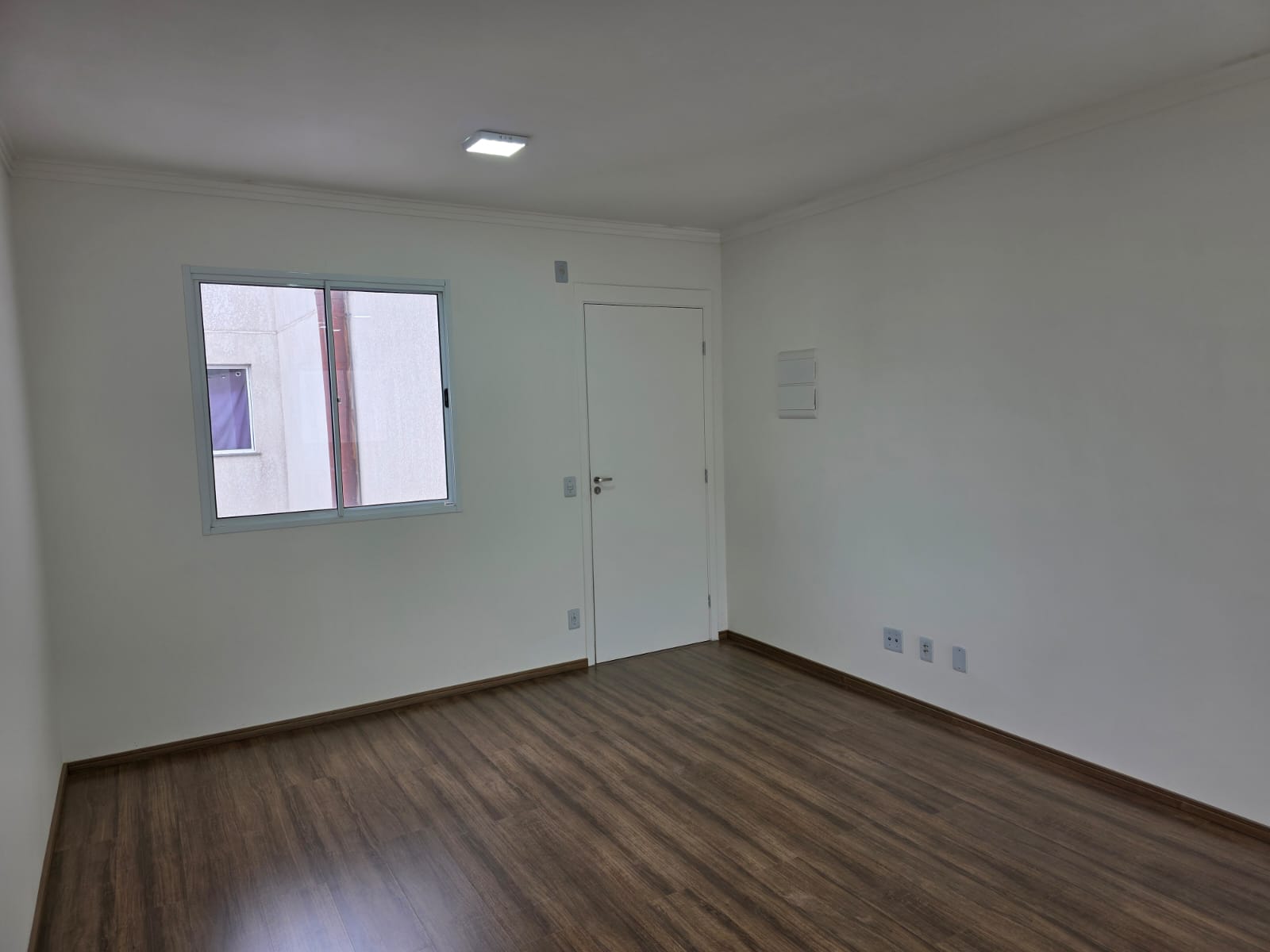  APARTAMENTO À VENDA  REFORMADO PRONTO PARA MORAR  ✨ Segurança, conforto e localização estratégica em um só lugar!  Se você procura um imóvel impecável, com excelente custo-benefício e pronto para morar ou investir… essa é a oportunidade certa!   DETALHES DO IMÓVEL  50m² bem distribuídos  2 dormitórios  1 banheiro moderno  Vaga de moto garantida  ✔ Totalmente reformado ✔ Piso laminado.