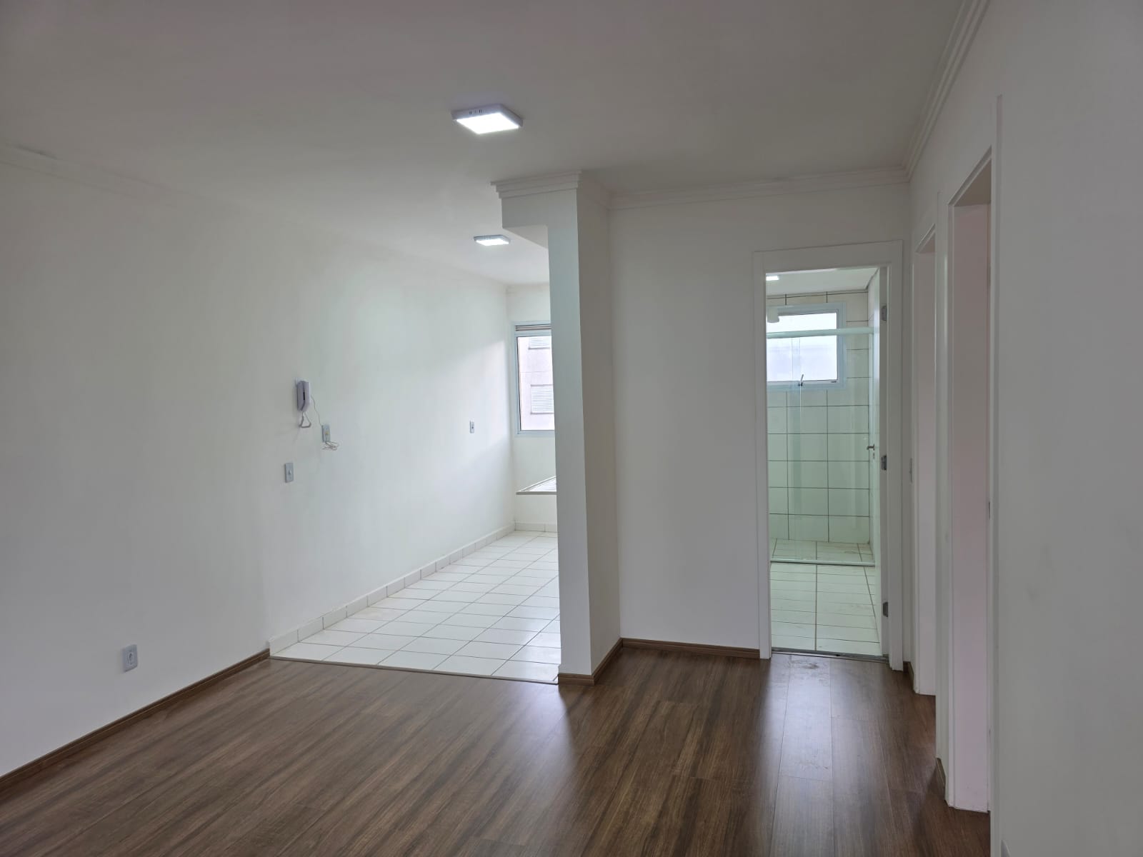  APARTAMENTO À VENDA  REFORMADO PRONTO PARA MORAR  ✨ Segurança, conforto e localização estratégica em um só lugar!  Se você procura um imóvel impecável, com excelente custo-benefício e pronto para morar ou investir… essa é a oportunidade certa!   DETALHES DO IMÓVEL  50m² bem distribuídos  2 dormitórios  1 banheiro moderno  Vaga de moto garantida  ✔ Totalmente reformado ✔ Piso laminado.