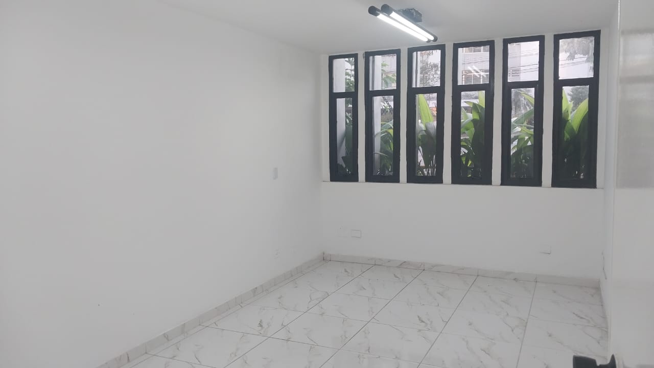 Sala Conjuntos Comerciais para Locação – Mooca  Zona Leste  Excelente oportunidade para instalar sua empresa em uma localização estratégica!  ? Localizado na Avenida Paes de Barros, na Mooca, em região com grande fluxo e fácil acesso.  ✨ Sobre os conjuntos: • Opções de 15 m² a 100 m² • Valores de R$ 1.400 a R$ 4.000 (conforme metragem) • Salas com e sem banheiro • 