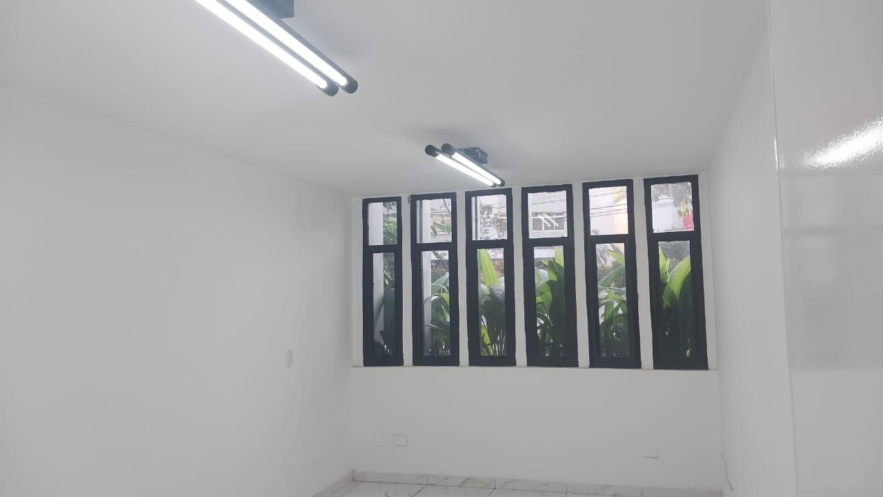 Sala Conjuntos Comerciais para Locação – Mooca  Zona Leste  Excelente oportunidade para instalar sua empresa em uma localização estratégica!  ? Localizado na Avenida Paes de Barros, na Mooca, em região com grande fluxo e fácil acesso.  ✨ Sobre os conjuntos: • Opções de 15 m² a 100 m² • Valores de R$ 1.400 a R$ 4.000 (conforme metragem) • Salas com e sem banheiro • 