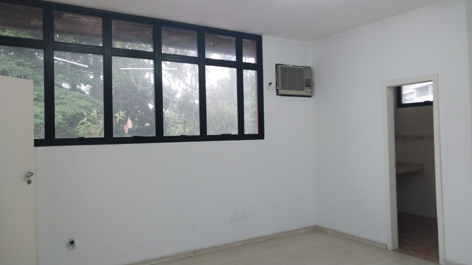  Sala Conjuntos Comerciais para Locação – Mooca  Zona Leste  Excelente oportunidade para instalar sua empresa em uma localização estratégica!   Localizado na Avenida Paes de Barros, na Mooca, em região com grande fluxo e fácil acesso.  ✨ Sobre os conjuntos: • Opções de 15 m² a 100 m² • Valores de R$ 1.200 a R$ 4.000 (conforme metragem) • Conjuntos maiores com direito a 1 vaga de garagem.