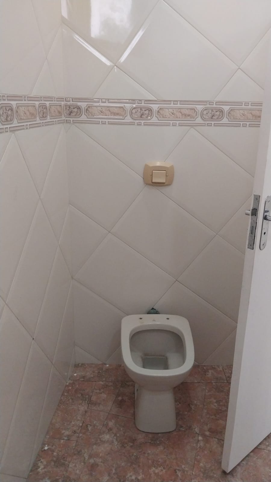  Sala Conjuntos Comerciais para Locação – Mooca  Zona Leste  Excelente oportunidade para instalar sua empresa em uma localização estratégica!   Localizado na Avenida Paes de Barros, na Mooca, em região com grande fluxo e fácil acesso.  ✨ Sobre os conjuntos: • Opções de 15 m² a 100 m² • Valores de R$ 1.200 a R$ 4.000 (conforme metragem) • Conjuntos maiores com direito a 1 vaga de garagem.