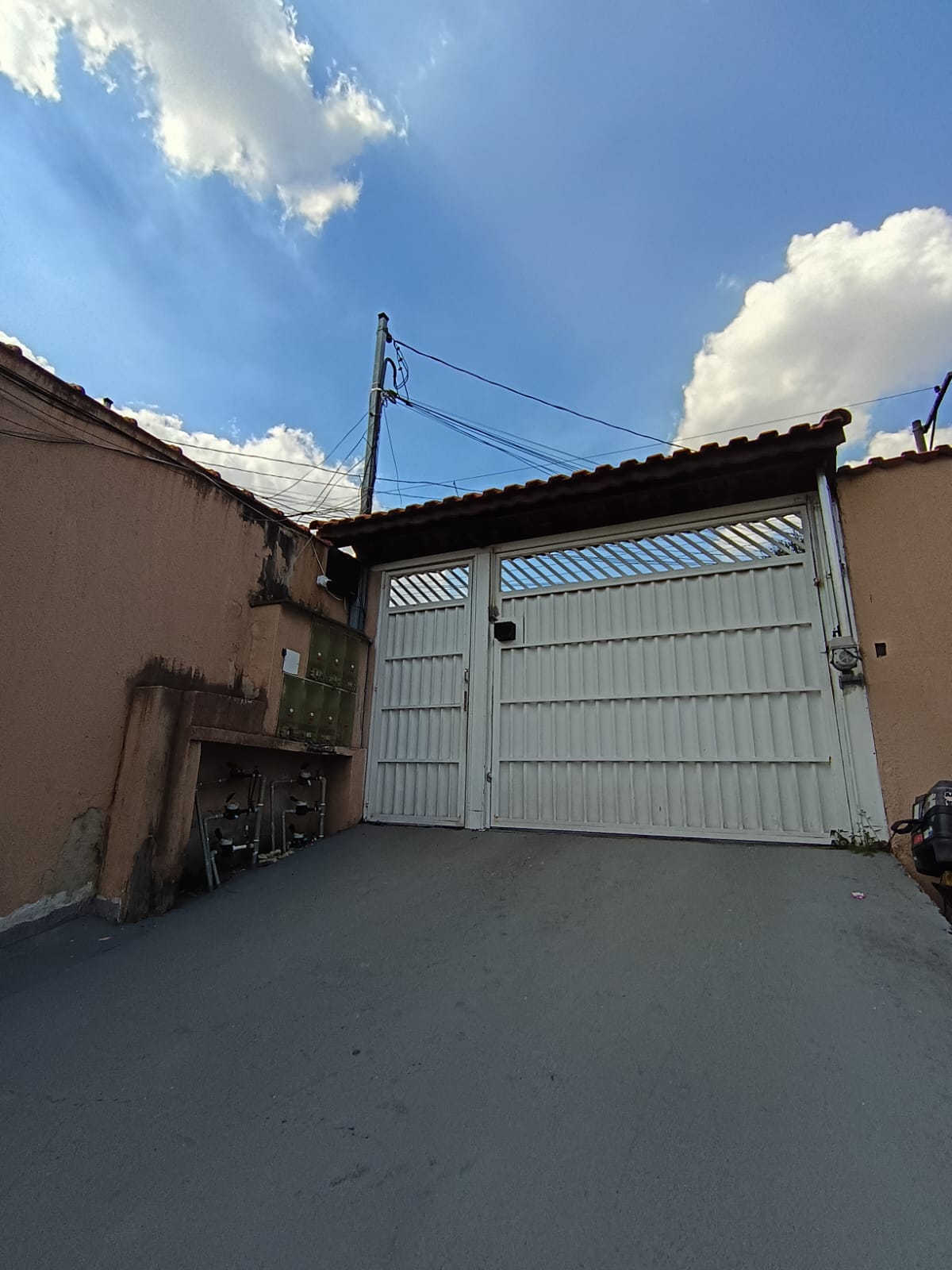  LINDO SOBRADO REFORMADO – PARQUE CRUZEIRO DO SUL  ZONA LES  52m² de área útil  1 vaga de garagem  2 dormitórios  1 banheiro + lavabo  Imóvel vago e pronto para morar!  ✨ Imóvel totalmente reformado com excelente acabamento: ✔️ Cozinha planejada com pia em granito e cooktop ✔️ Piso em porcelanato em todos os ambientes ✔️ Banheiro moderno com box, nicho .