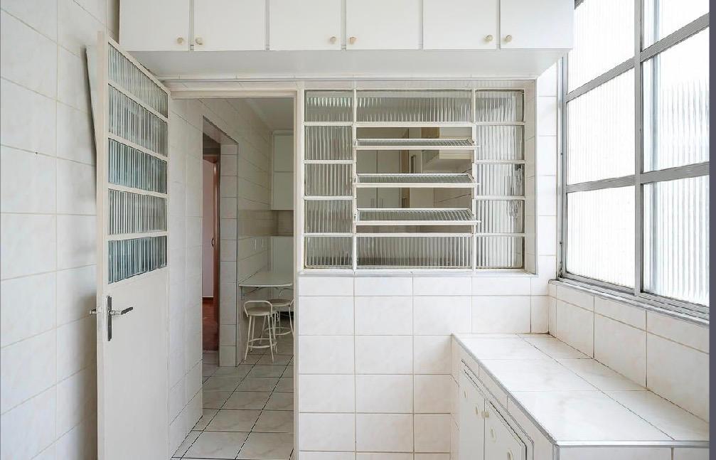  APARTAMENTO À VENDA – RUDGE RAMOS SÃO BERNARDO DO CAMPO   ✨ Oportunidade imperdível para quem busca conforto, praticidade e excelente localização!   69 m²  Totalmente reformado e pintado  2 dormitórios com móveis planejados e escrivaninhas  Banheiro com box de vidro e armário planejado  Cozinha toda planejada  Lavanderia separada, espaçosa, com armários planejados e varal de teto.