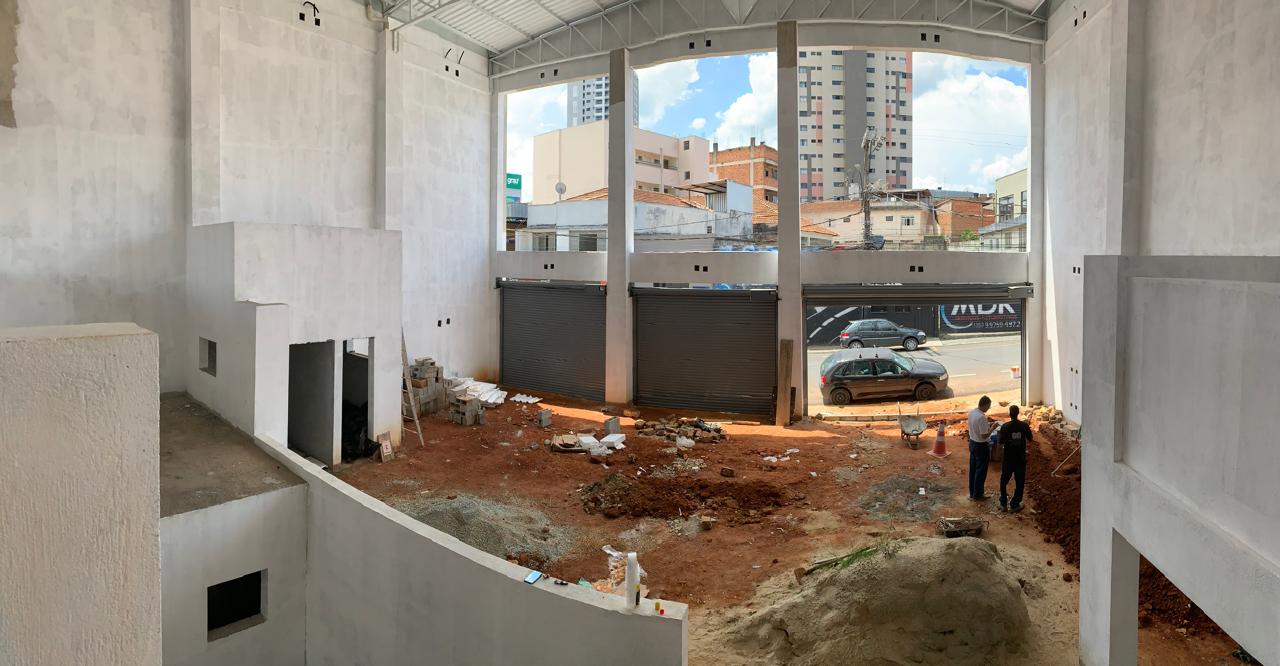 Galpão/Loja  em 2 pavimentos (com 2 frentes) para locação no Centro de Pouso Alegre - MG