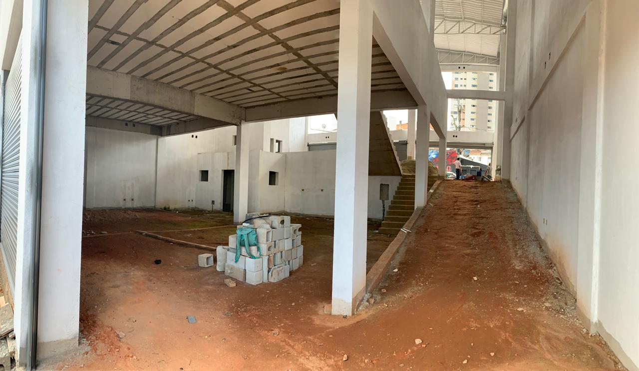 Galpão/Loja  em 2 pavimentos (com 2 frentes) para locação no Centro de Pouso Alegre - MG