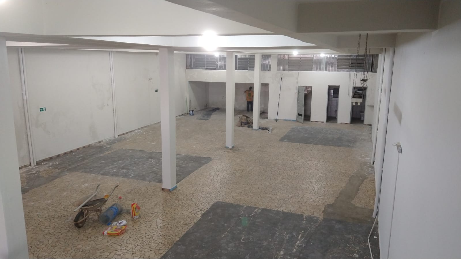 Salão para locação na Avenida Prefeito Olavo Gomes de Oliveira no novo Centro de Pouso Alegre - MG.