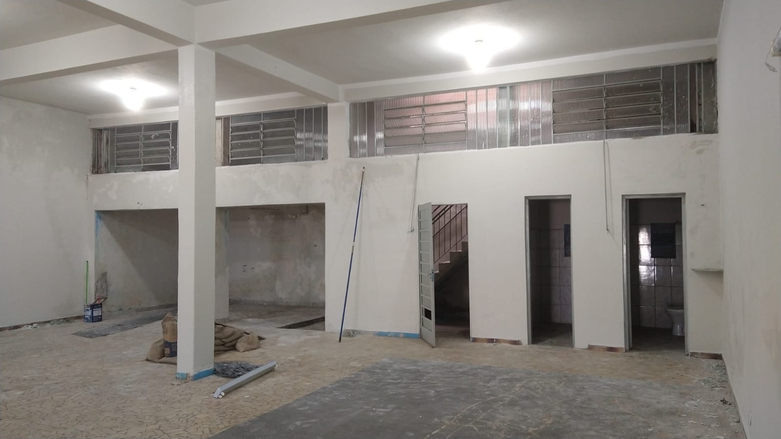 Salão para locação na Avenida Prefeito Olavo Gomes de Oliveira no novo Centro de Pouso Alegre - MG.