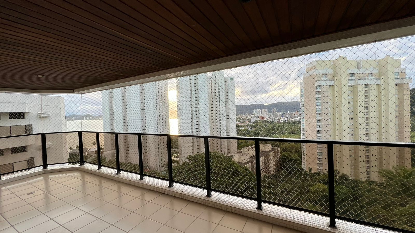 Apartamento com 3 dormitórios à venda, 132 m² por R$ 950.000,00 - Praia da Enseada – Tortugas - Guarujá/SP