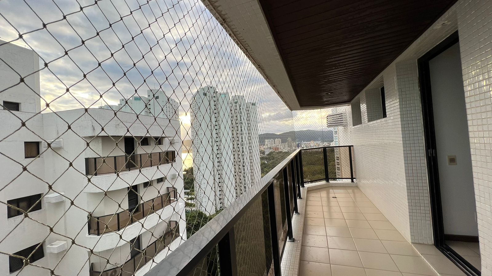 Apartamento com 3 dormitórios à venda, 132 m² por R$ 950.000,00 - Praia da Enseada – Tortugas - Guarujá/SP