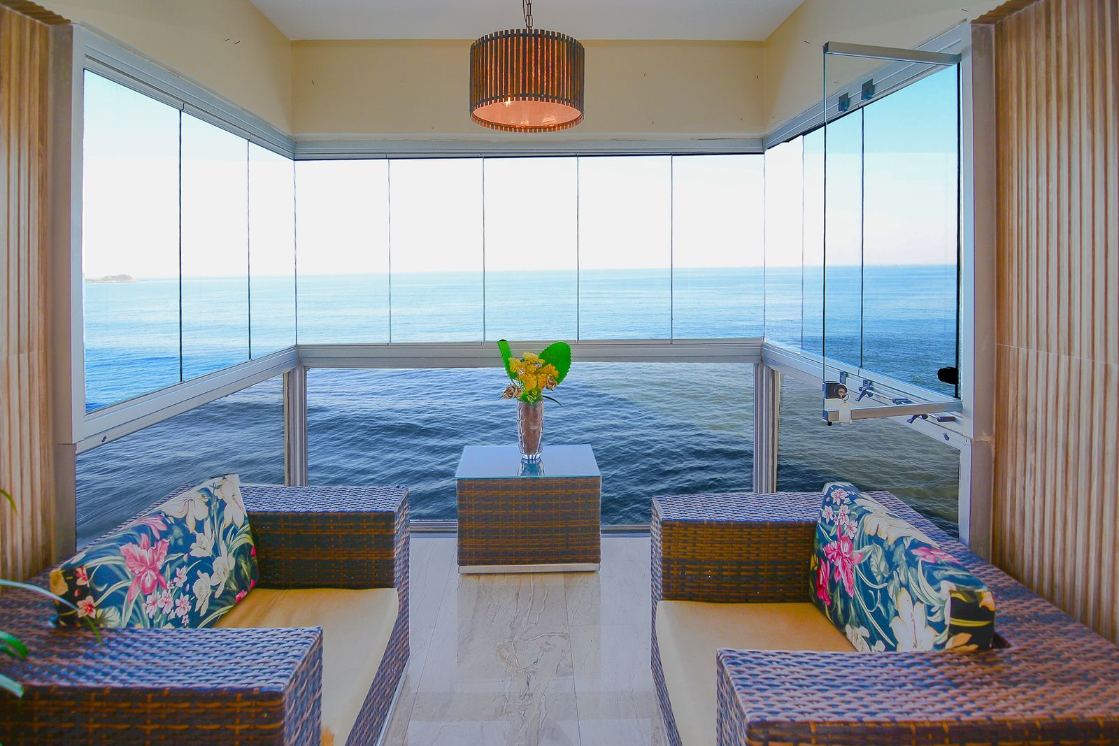Apartamento venda 3 dormitorios 1 suite  120m²  1 vaga Reformado Vista Mar Pitangueiras - Guarujá R0748151
