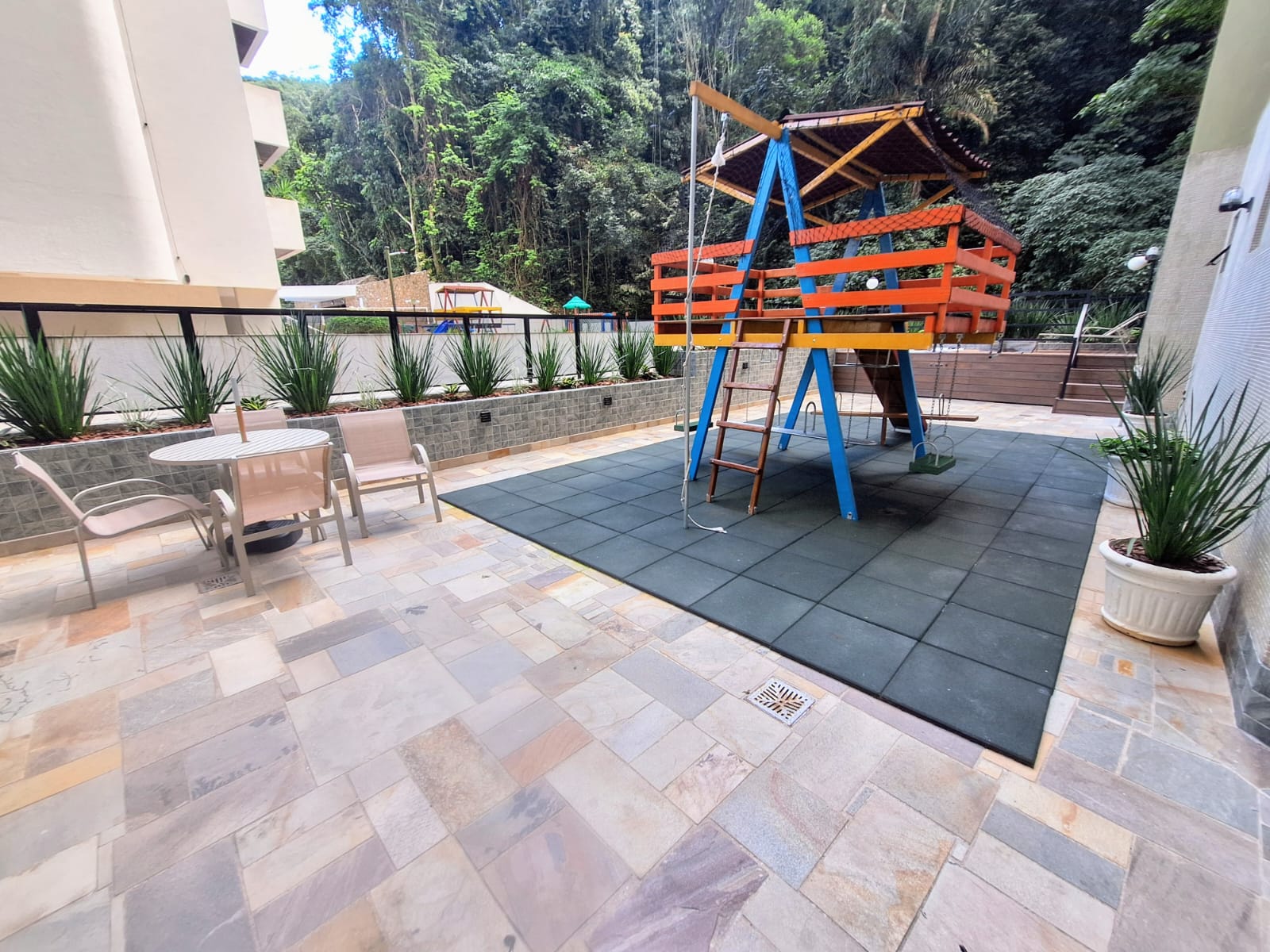 Apartamento 3 dormitorios 1 suite 2 vagas 112 m²  na Barra Funda – Pitangueiras, Guarujá R141572