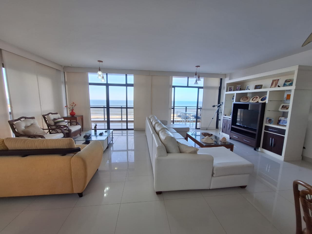 Apartamento venda 3 suites  200m vista total Pitangueiras Guaruja R4828855