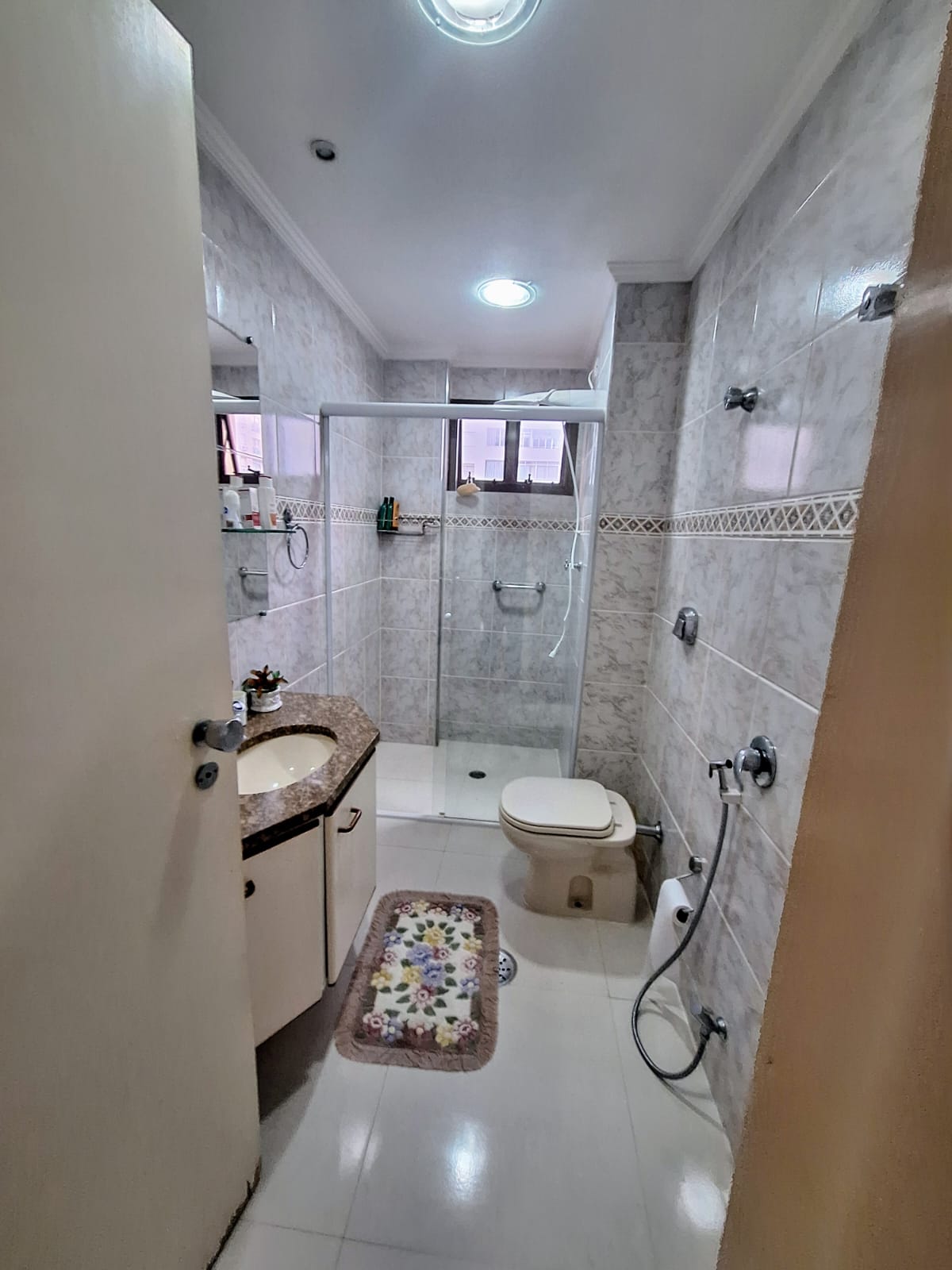 Apartamento frente mar com 3 suítes em Pitangueias - Guarujá