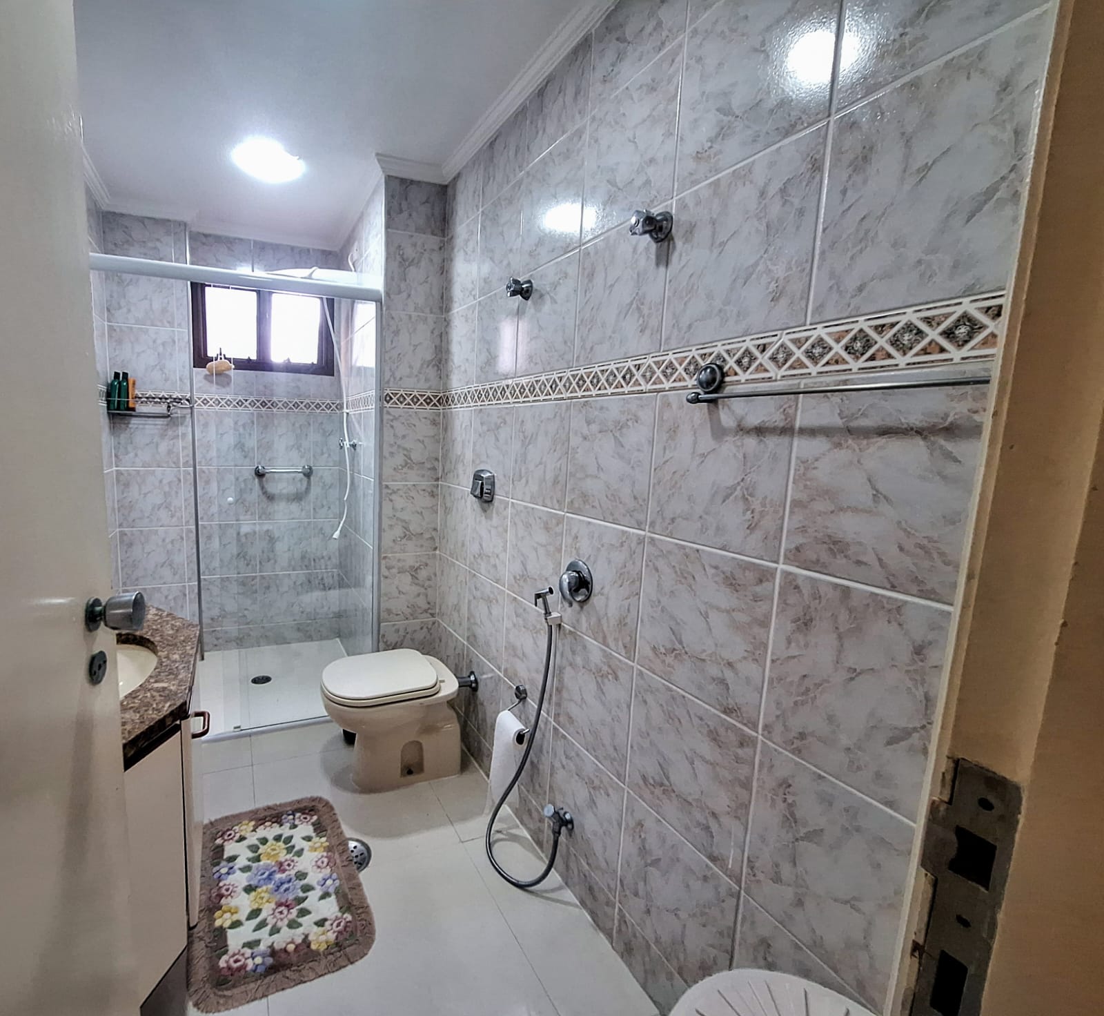 Apartamento frente mar com 3 suítes em Pitangueias - Guarujá