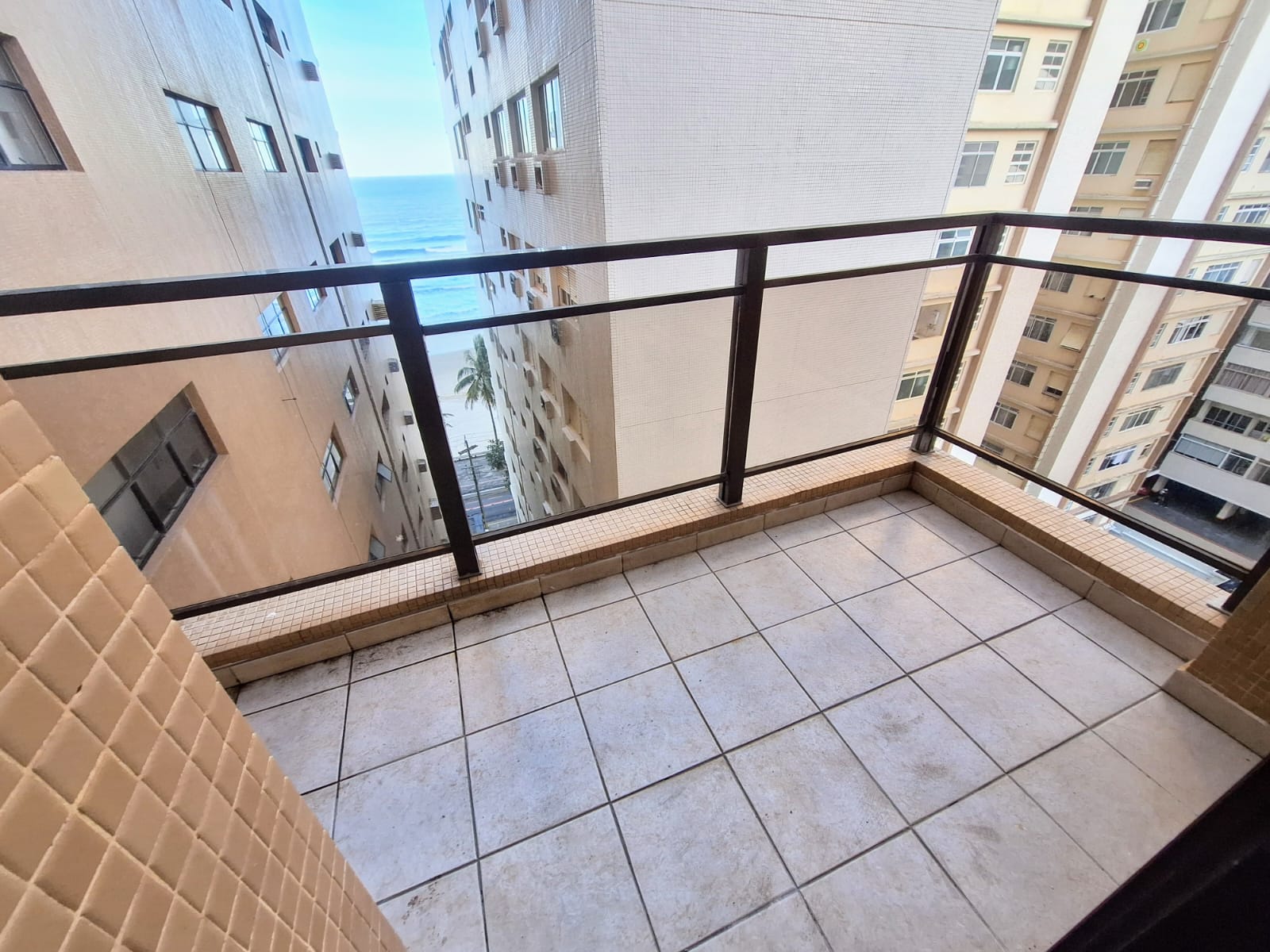 Apartamento frente mar com 3 suítes em Pitangueias - Guarujá