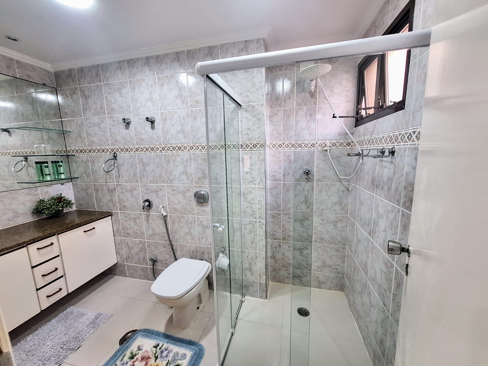 Apartamento frente mar com 3 suítes em Pitangueias - Guarujá