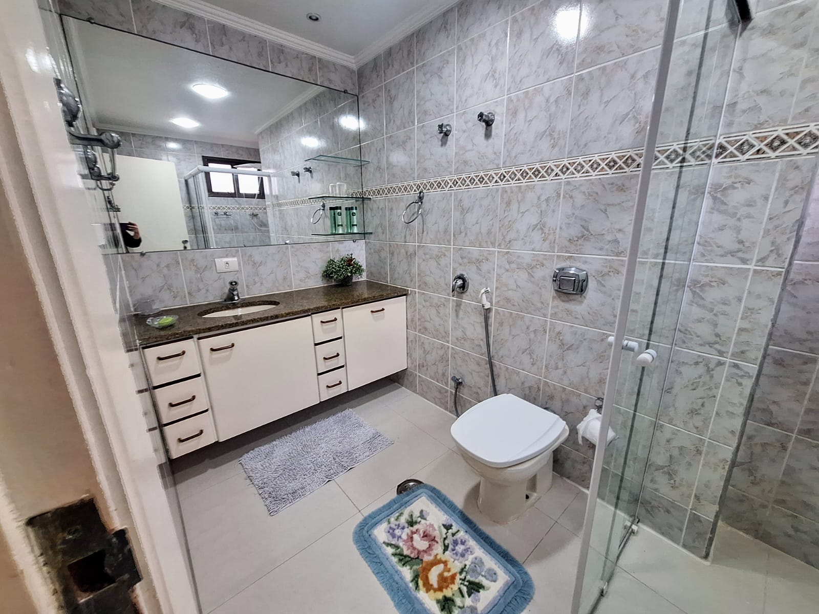 Apartamento frente mar com 3 suítes em Pitangueias - Guarujá