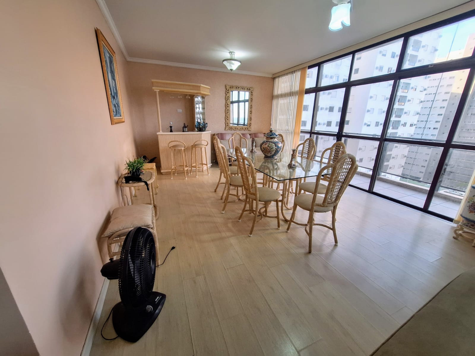Apartamento frente mar com 3 suítes em Pitangueias - Guarujá