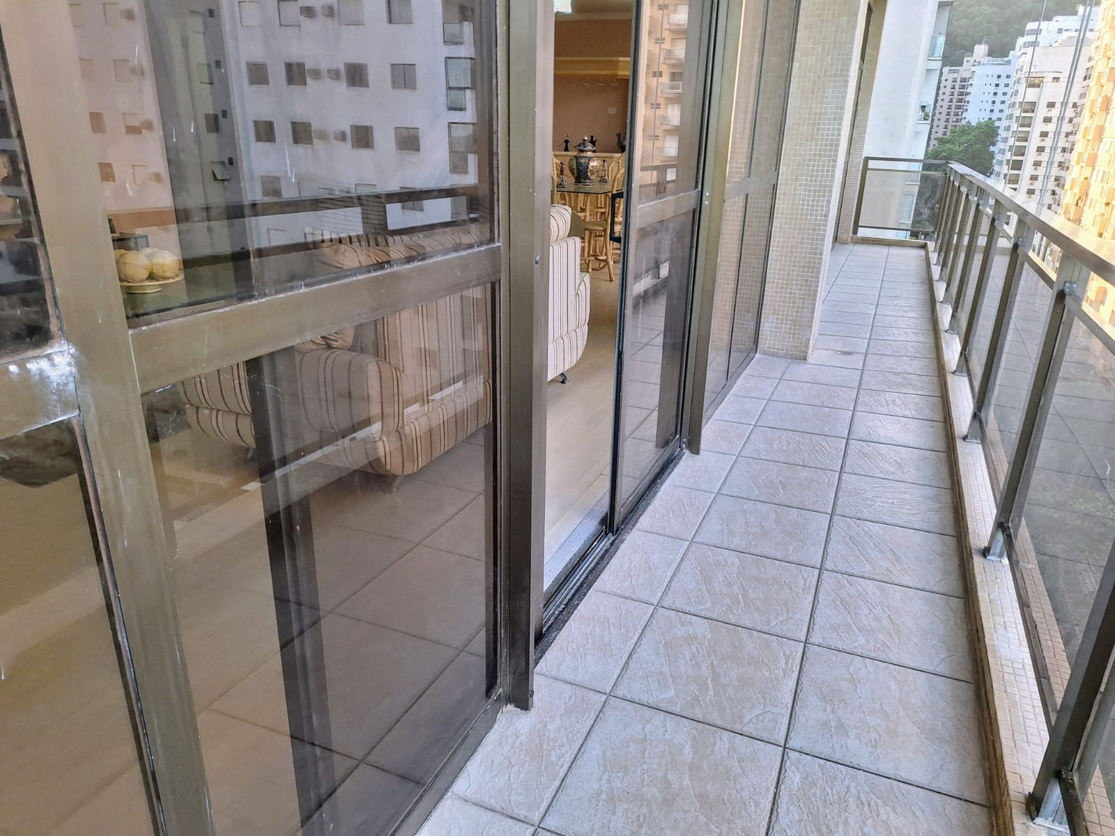 Apartamento frente mar com 3 suítes em Pitangueias - Guarujá