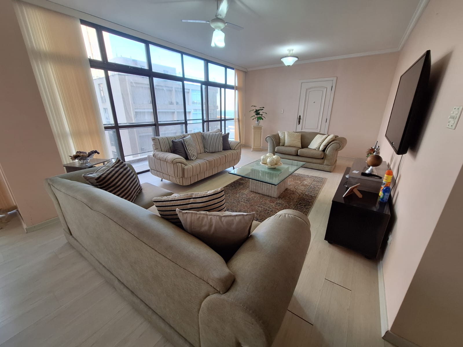 Apartamento frente mar com 3 suítes em Pitangueias - Guarujá