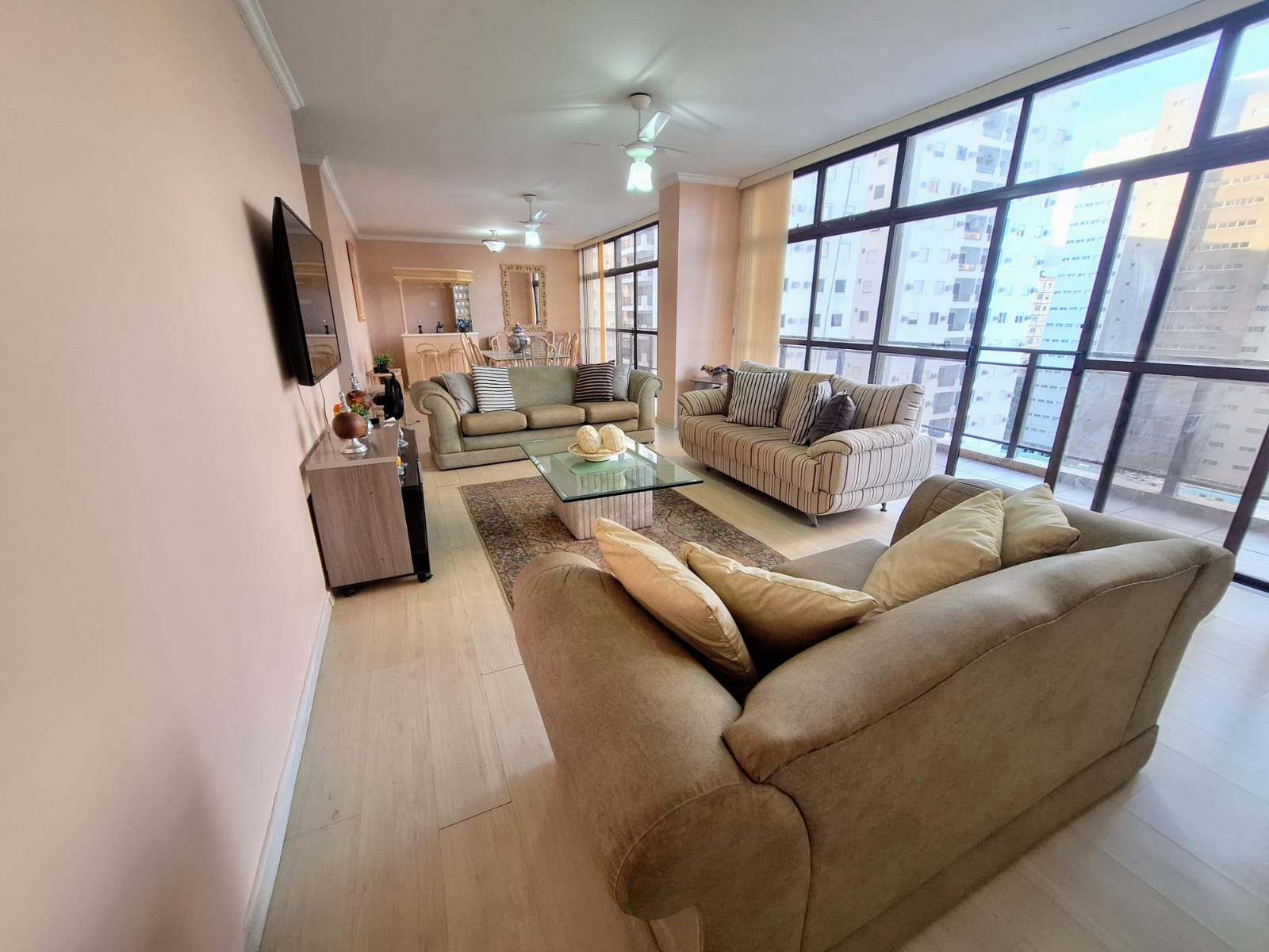 Apartamento frente mar com 3 suítes em Pitangueias - Guarujá