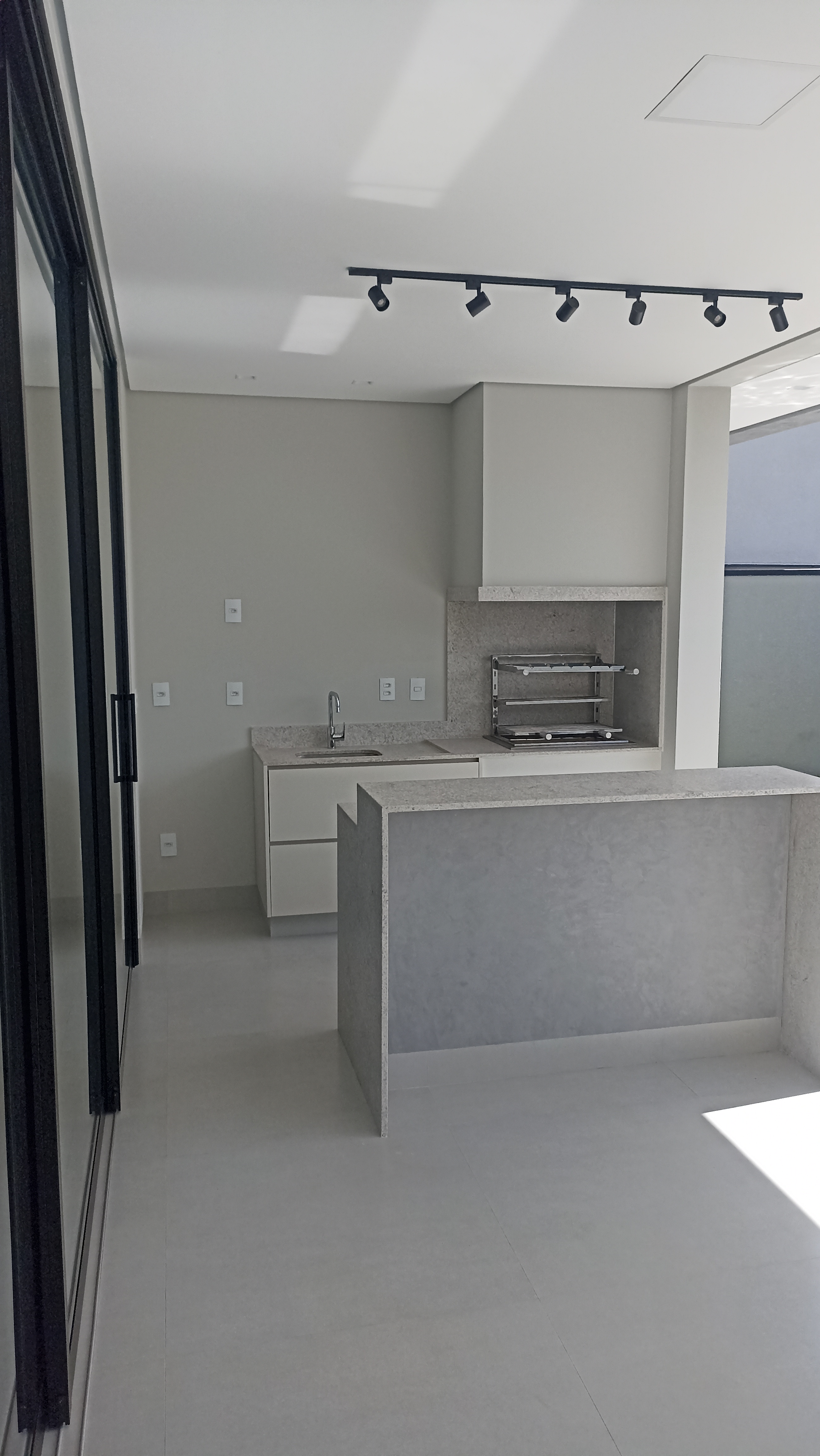 Arquitetura Majestosa: com Piscina  no Residencial das Acácias em Paulinia.