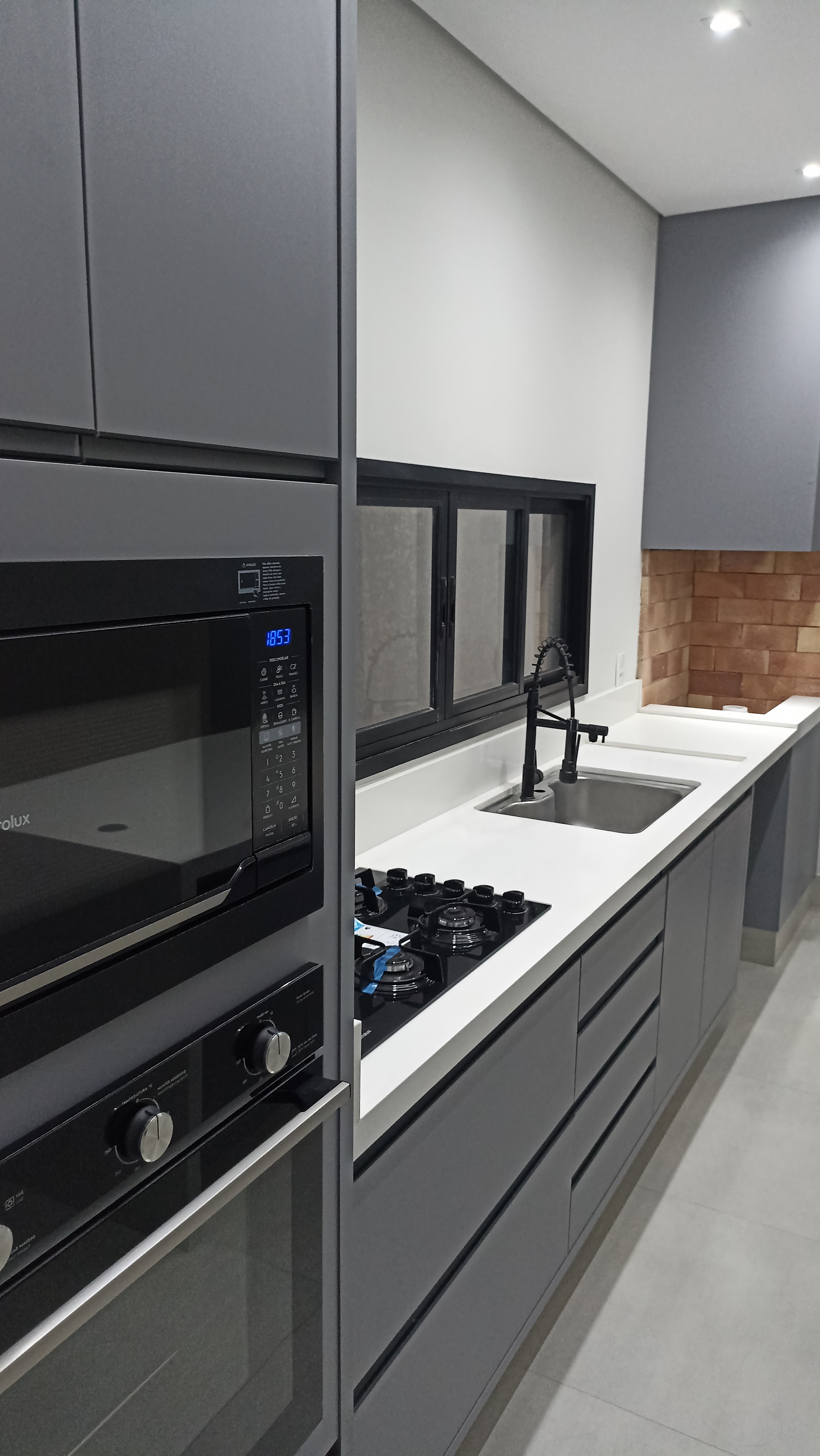 Arquitetura Imponente: Casa Moderna com Pé-Direito Duplo no Condomínio Portinari.