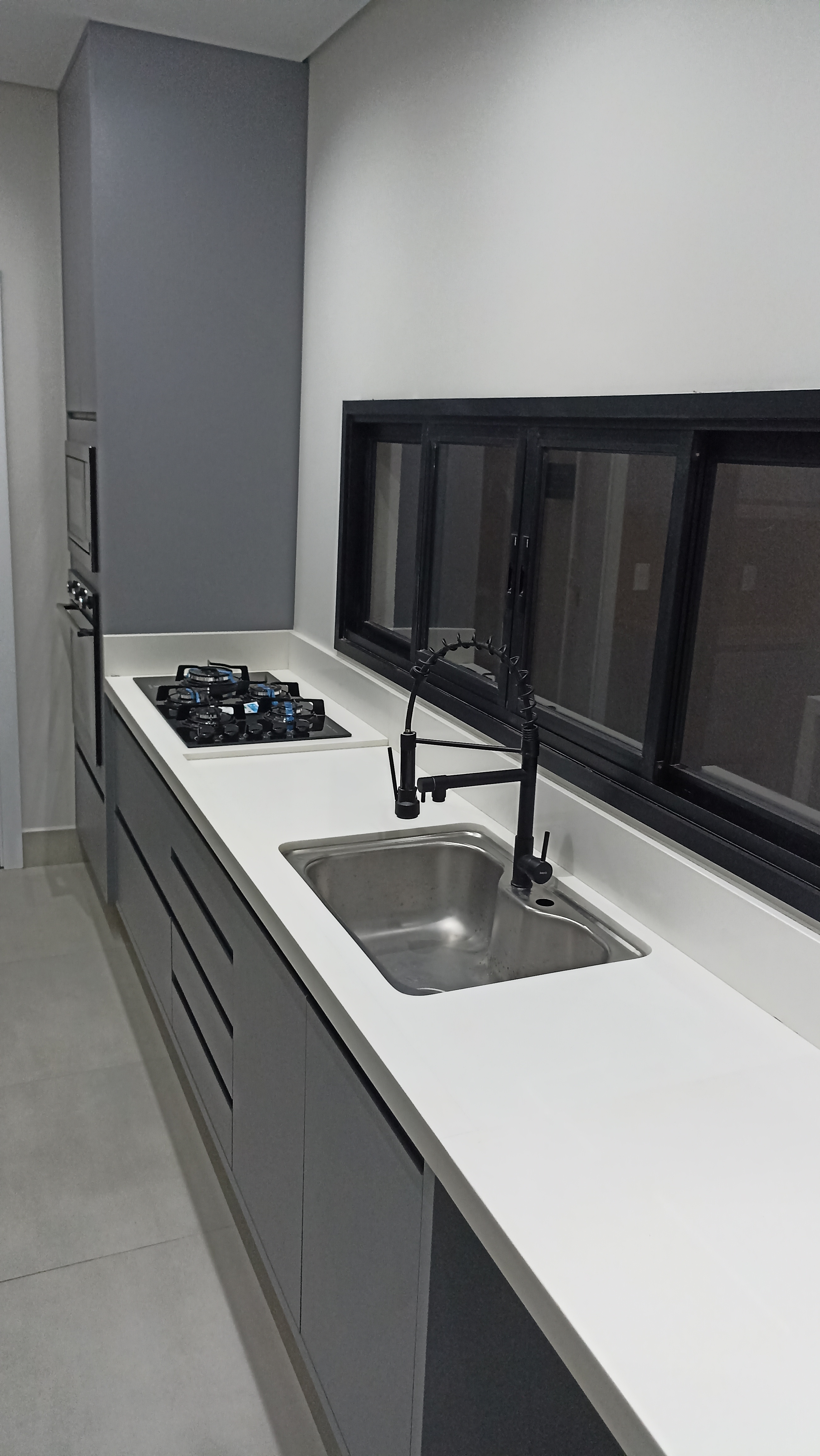 Arquitetura Imponente: Casa Moderna com Pé-Direito Duplo no Condomínio Portinari.
