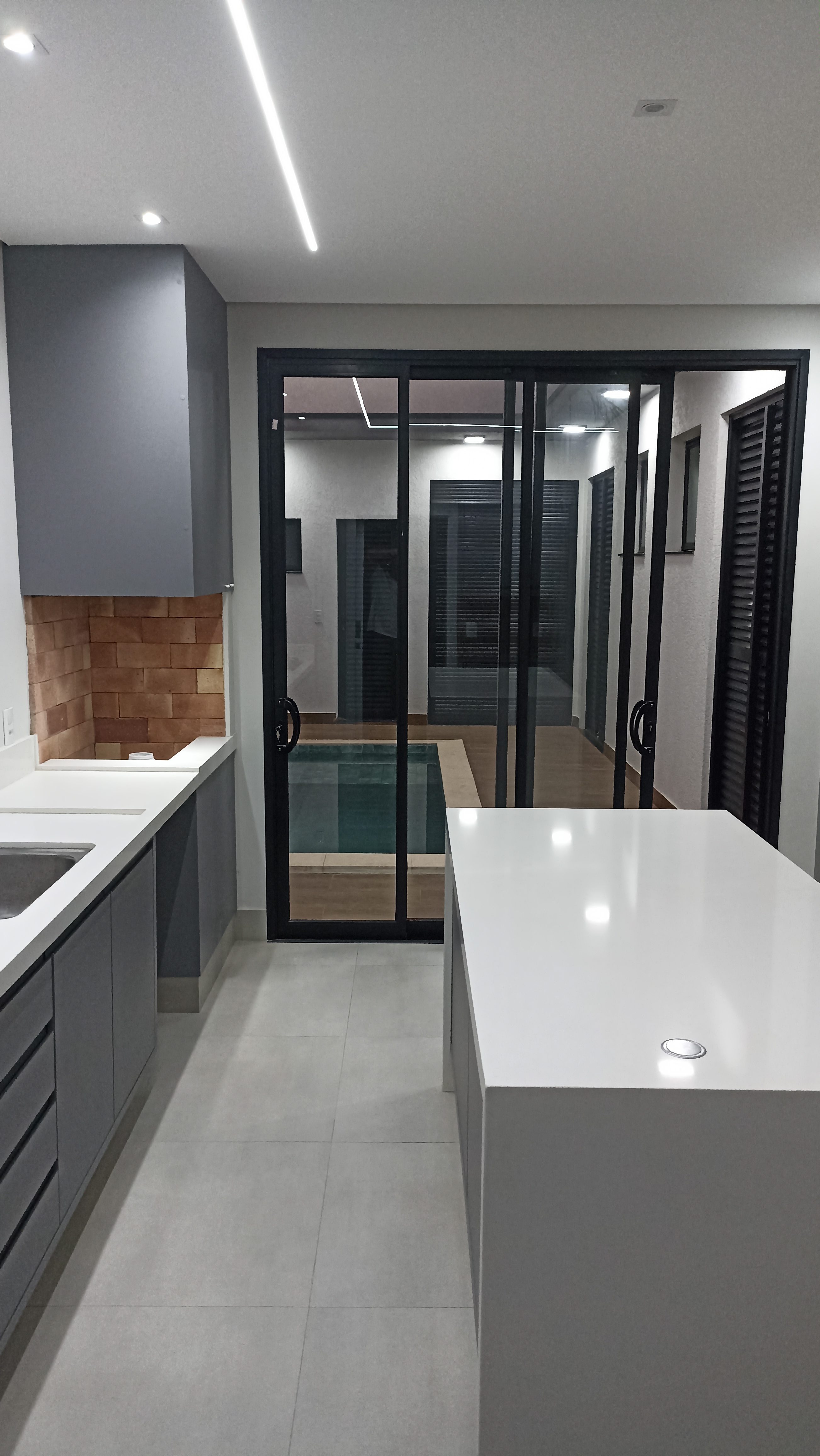 Arquitetura Imponente: Casa Moderna com Pé-Direito Duplo no Condomínio Portinari.