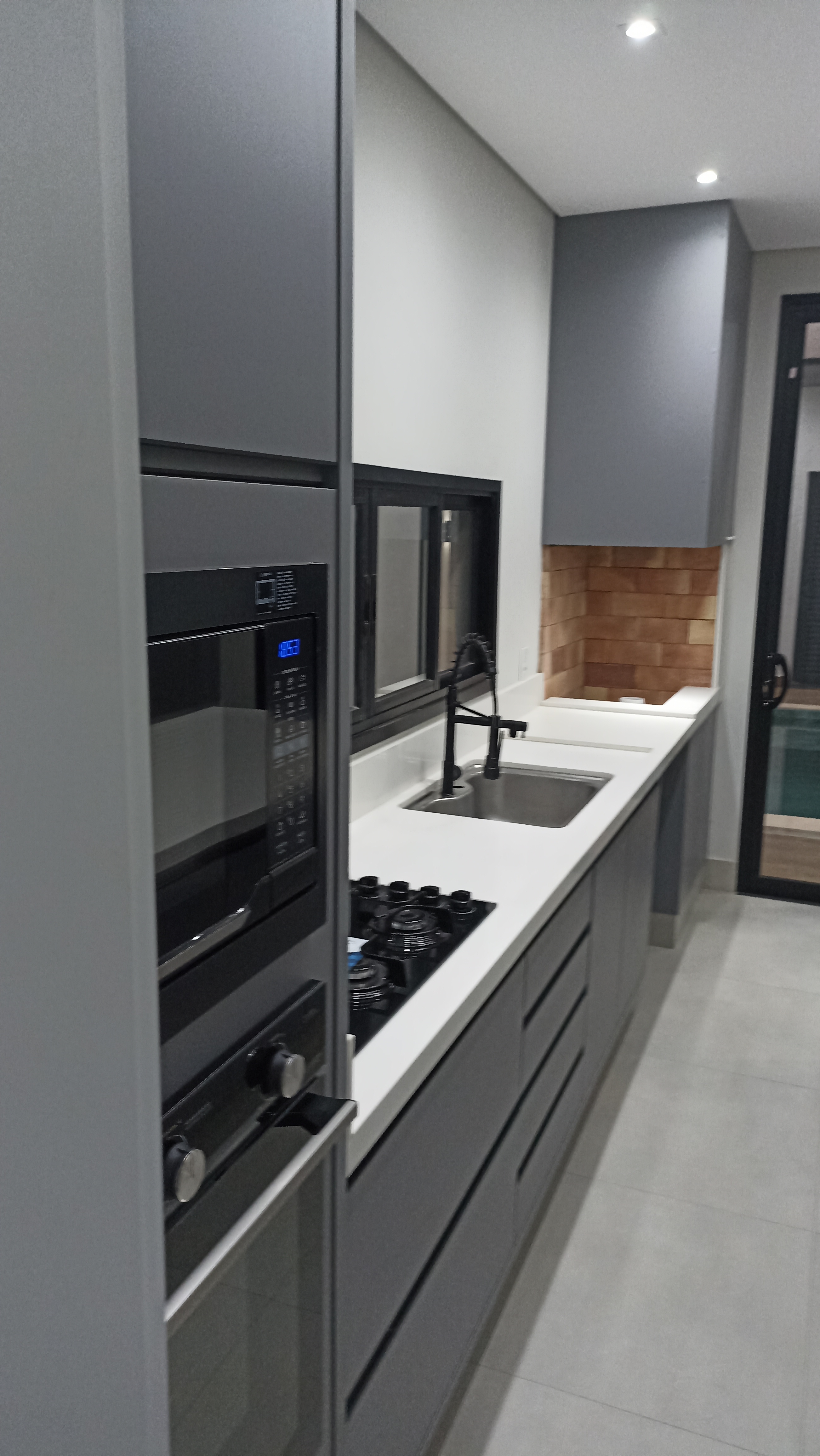 Arquitetura Imponente: Casa Moderna com Pé-Direito Duplo no Condomínio Portinari.