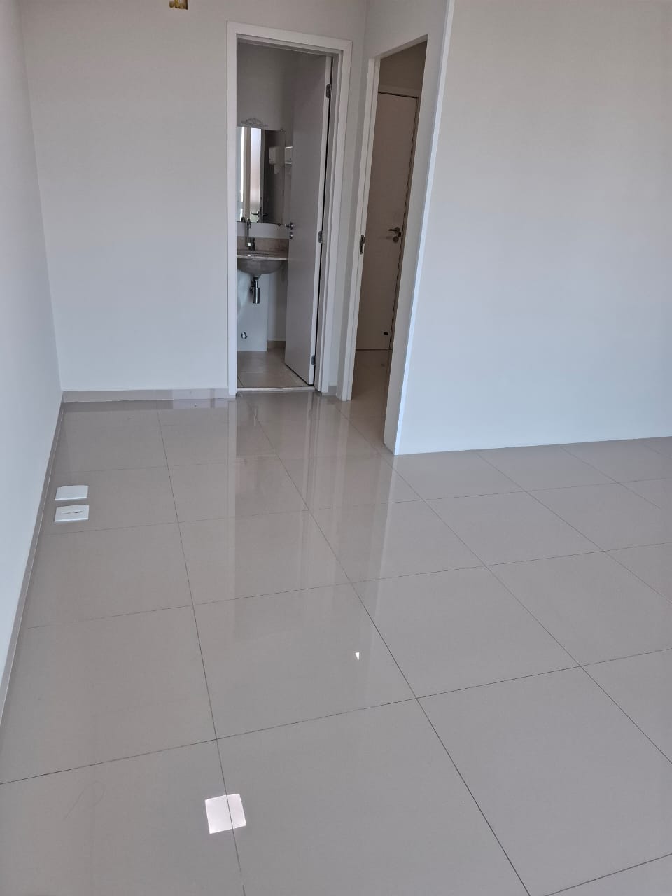 Invista no Seu Sucesso com Esta Sala Comercial no Carrão!