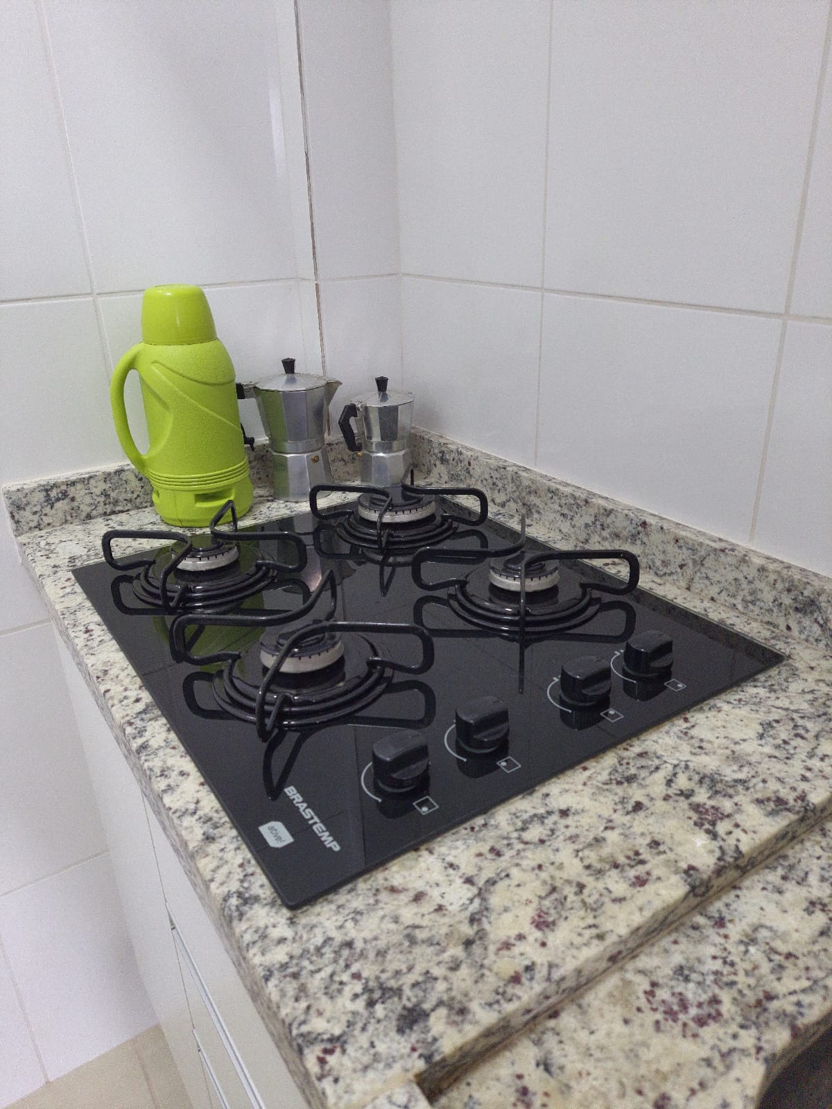 Apartamento a venda com 1 dormitório e 1 vaga de garagem na Vila Santa Clara.