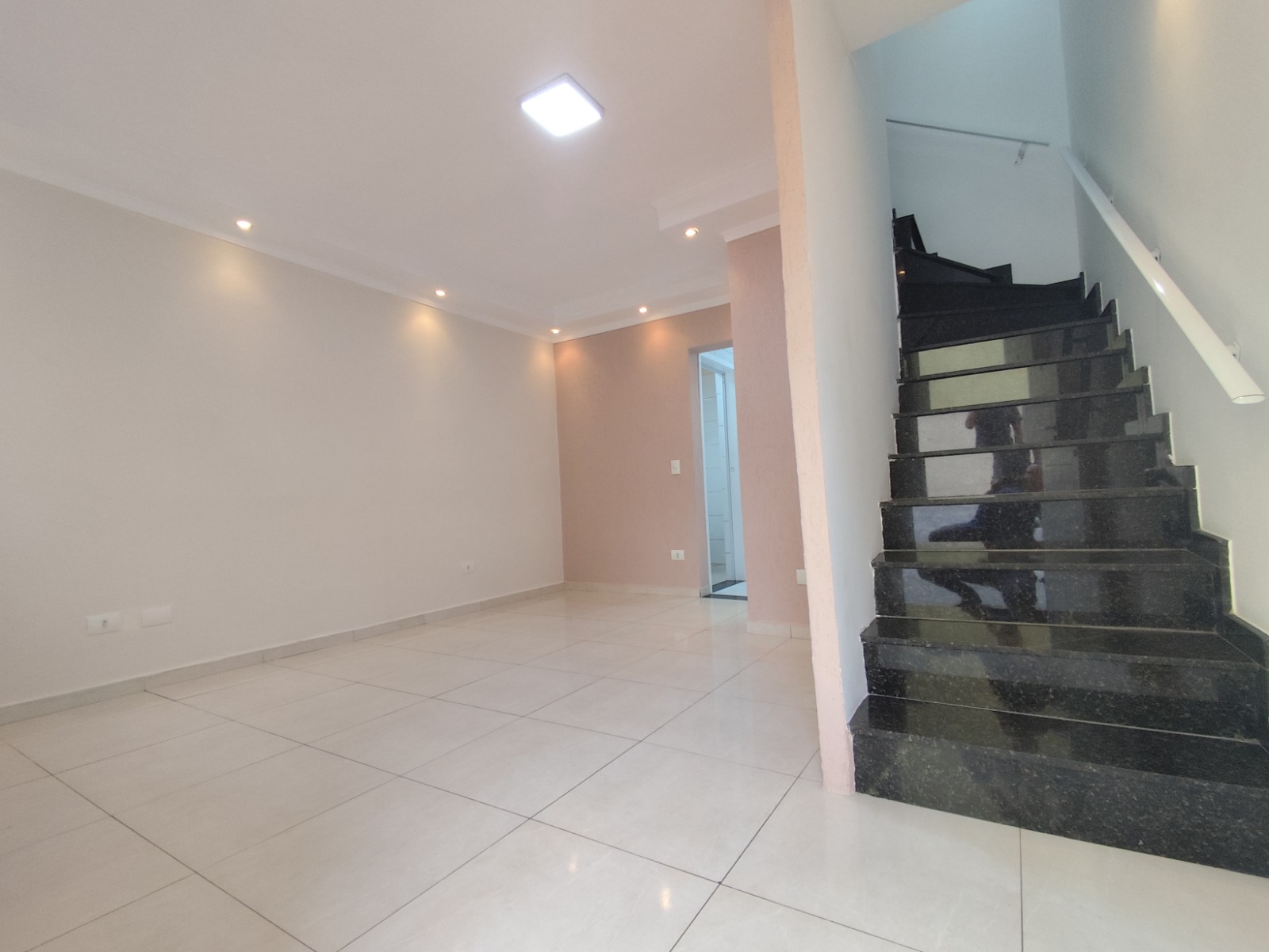 Casa com 2 suítes em condomínio fechado na Vila Libanesa, São Miguel.