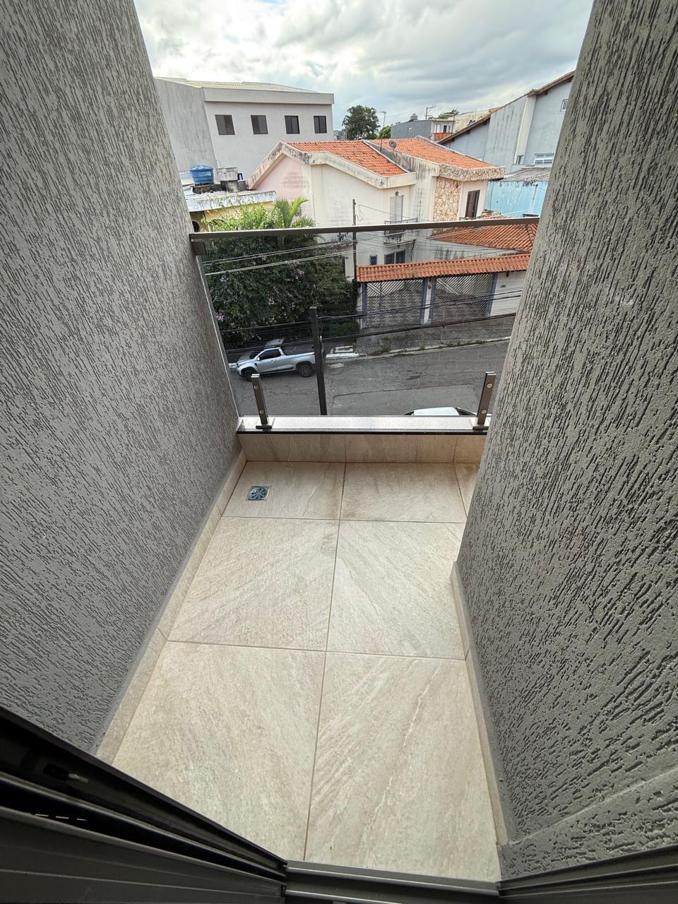 Sobrado com 3 dormitórios, suíte e quintal no Jardim Nordeste.