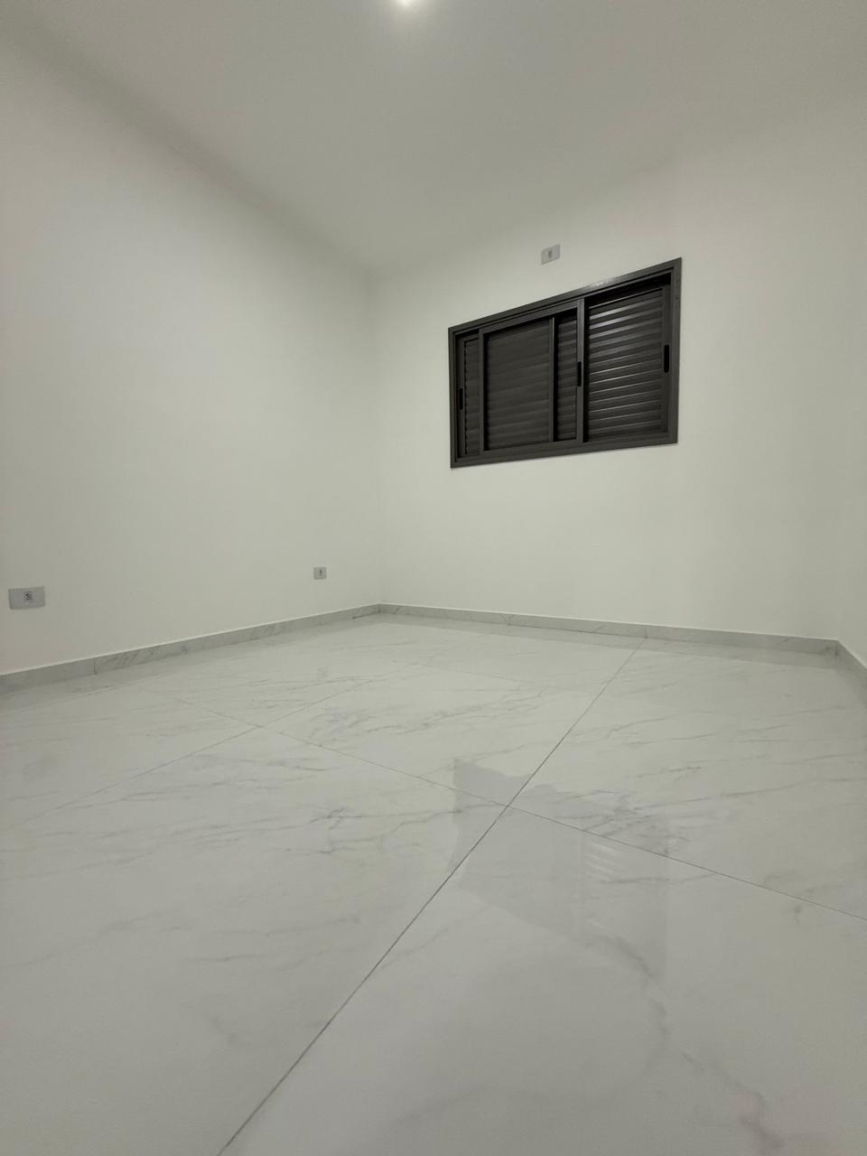 Sobrado com 3 dormitórios, suíte e quintal no Jardim Nordeste.