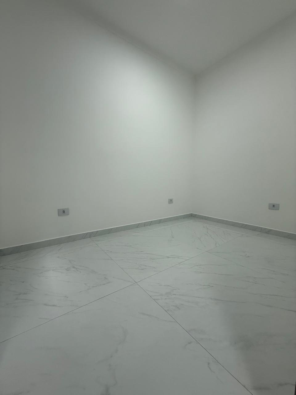 Sobrado com 3 dormitórios, suíte e quintal no Jardim Nordeste.